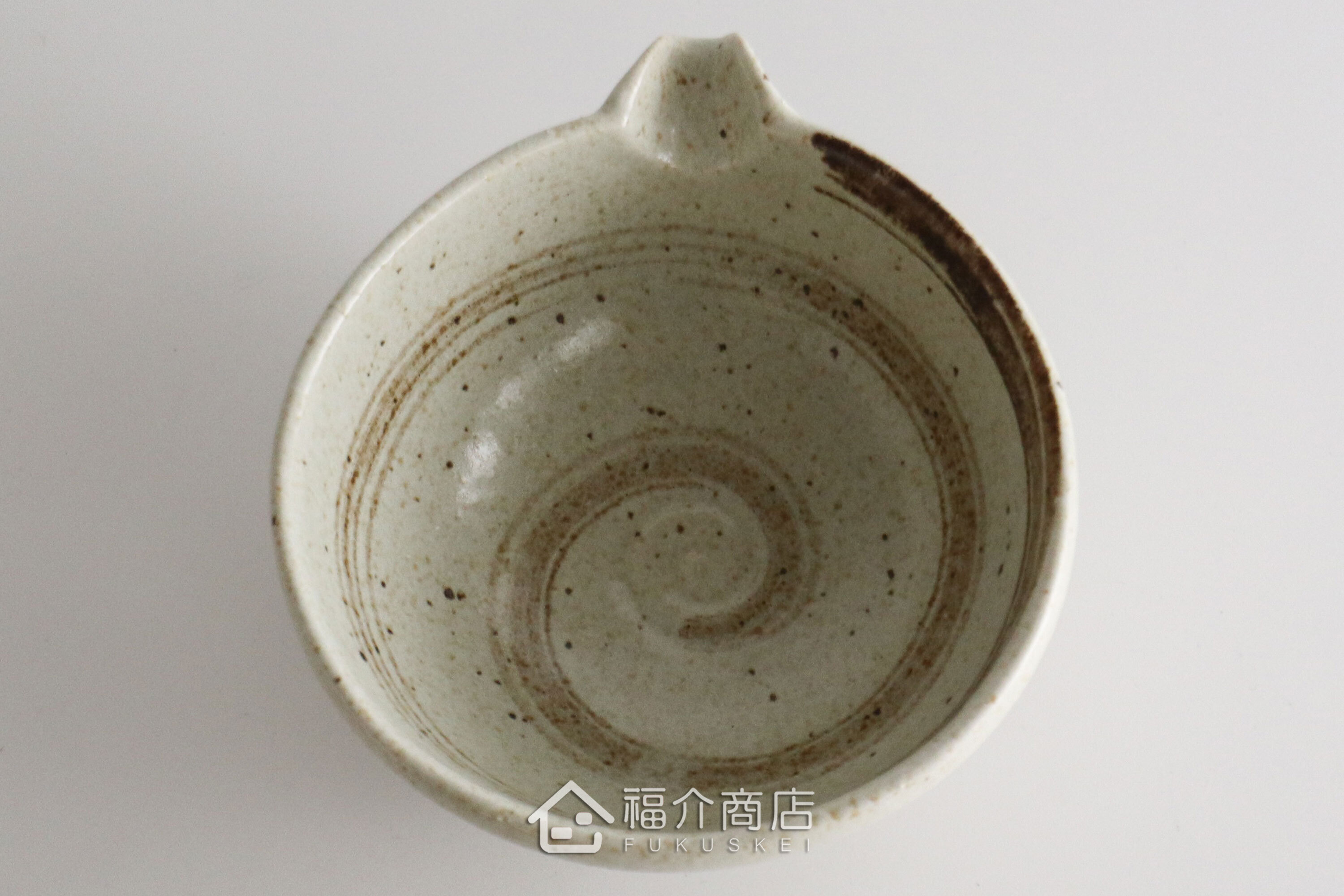 除了作為抹茶碗，也是餐桌上極具特色的盛裝食器，日式小菜、燉煮料理到沙拉、甜點，這款片口鉢都能輕鬆駕馭