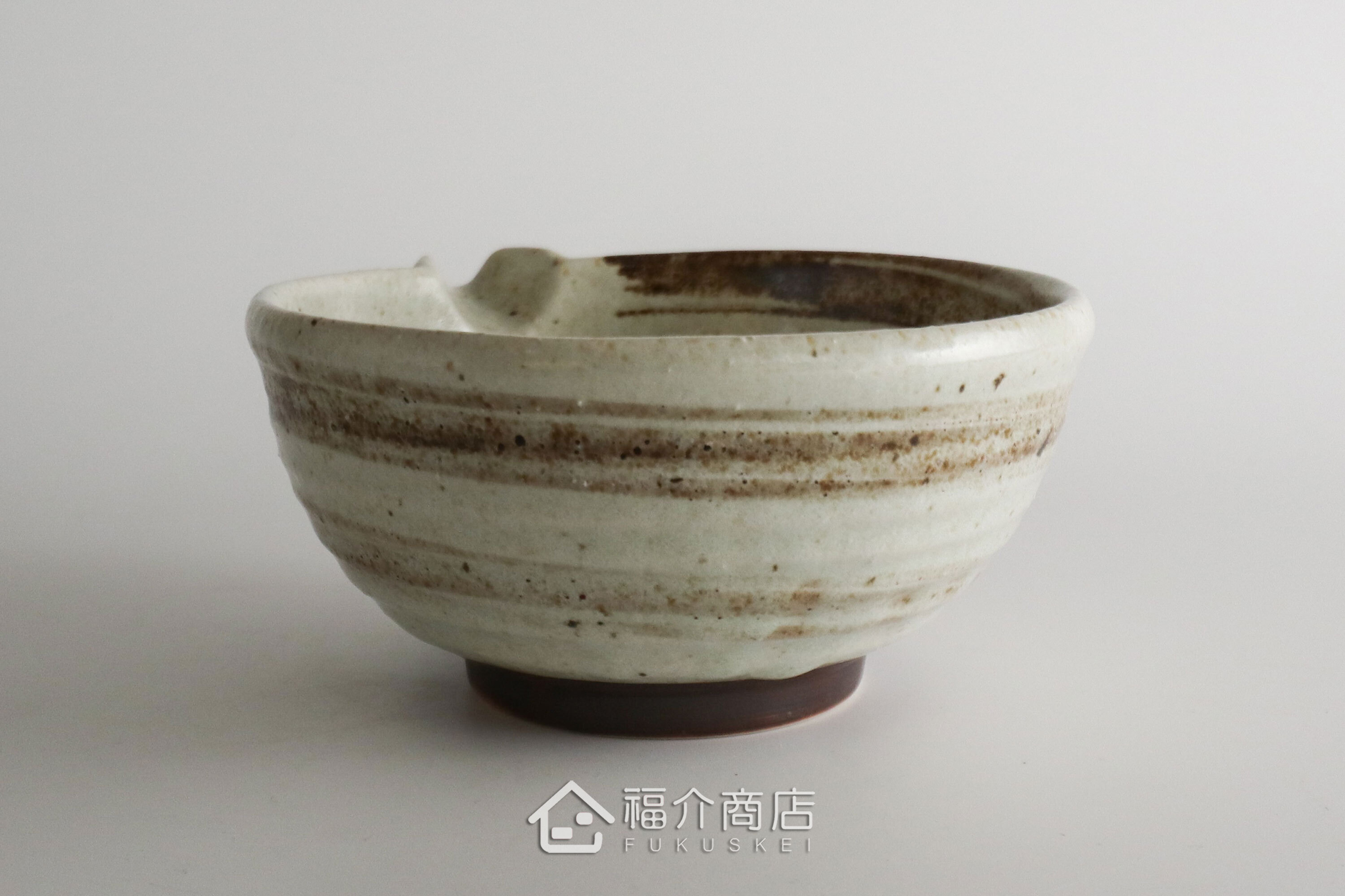 除了作為抹茶碗，也是餐桌上極具特色的盛裝食器，日式小菜、燉煮料理到沙拉、甜點，這款片口鉢都能輕鬆駕馭