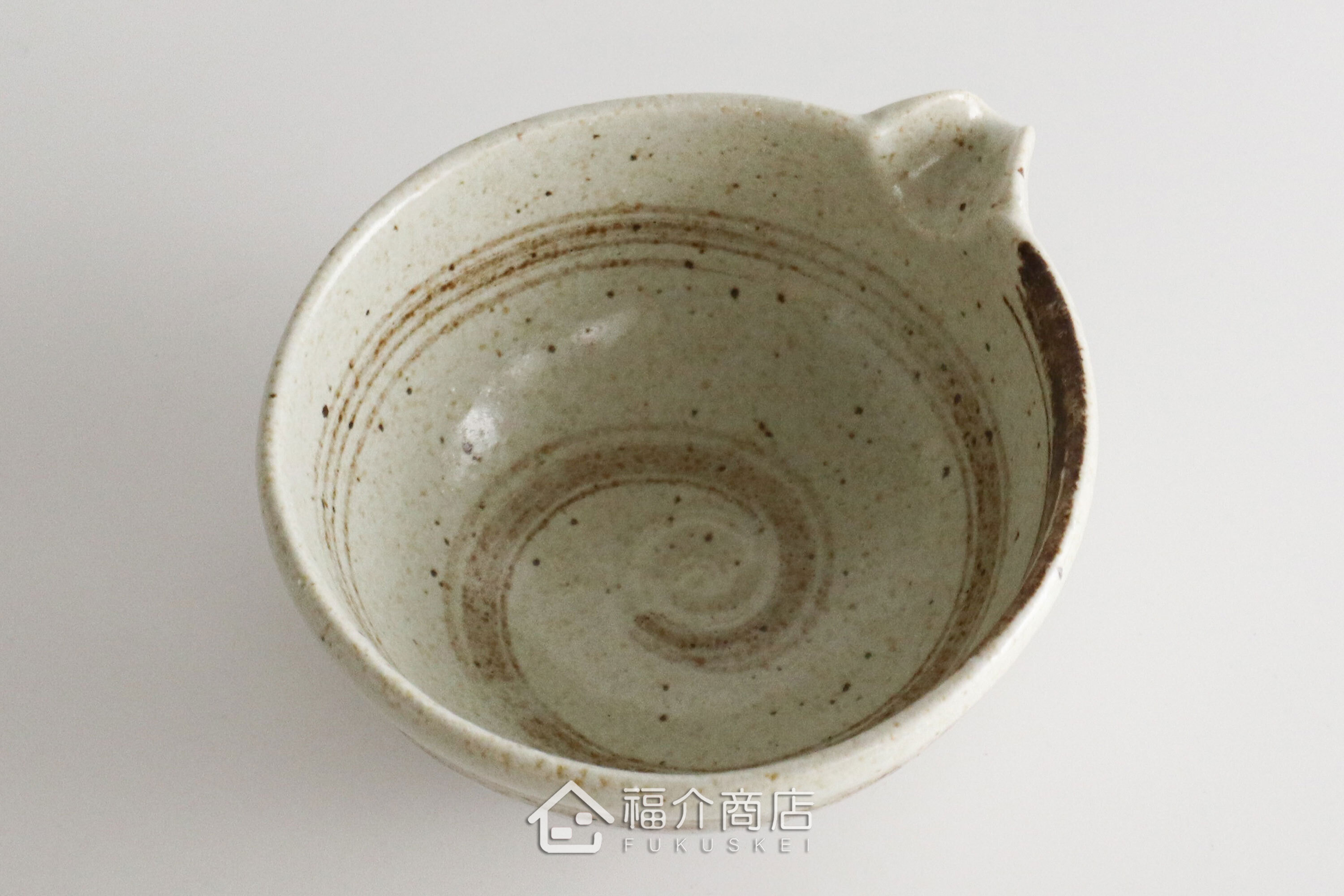 除了作為抹茶碗，也是餐桌上極具特色的盛裝食器，日式小菜、燉煮料理到沙拉、甜點，這款片口鉢都能輕鬆駕馭