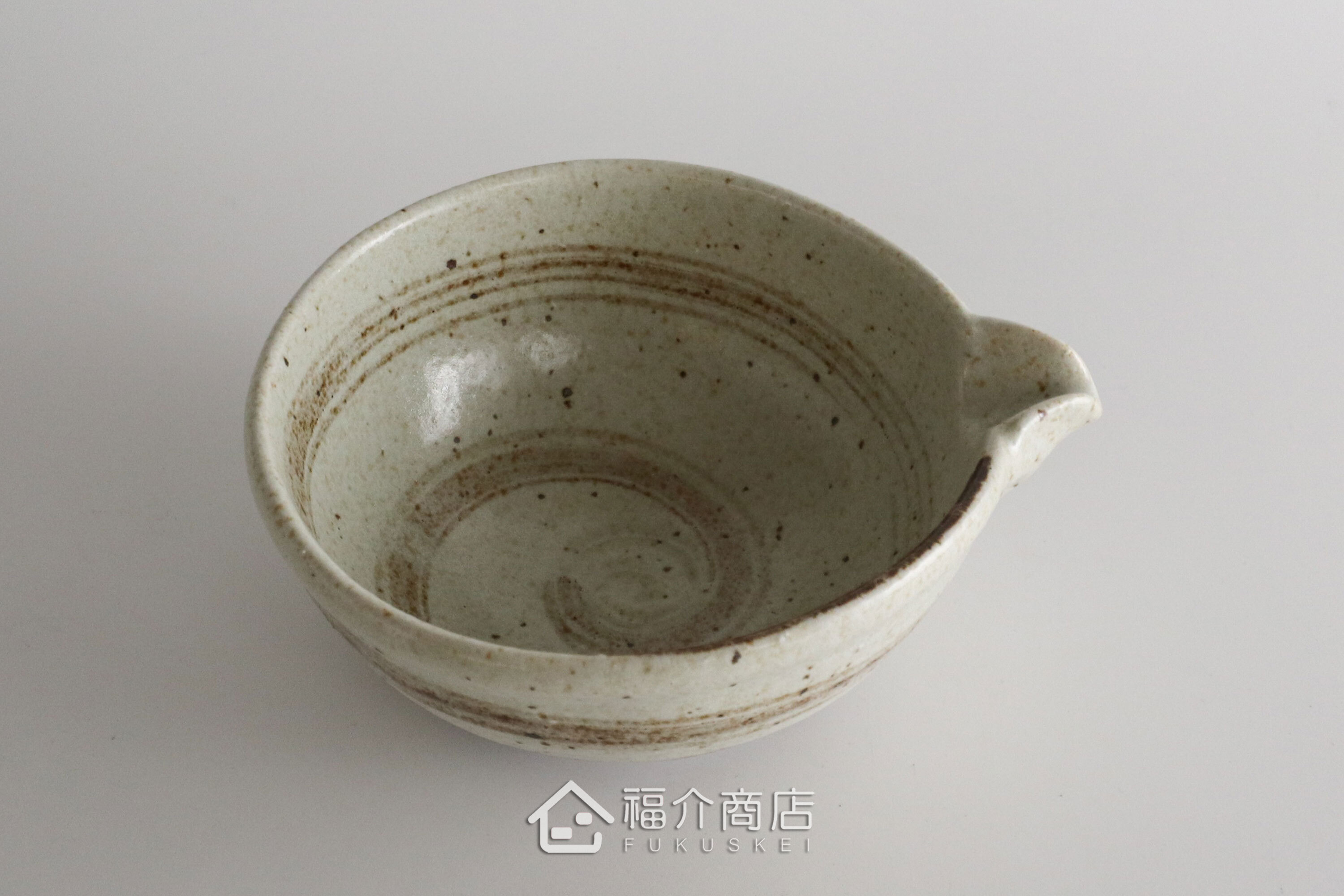 除了作為抹茶碗，也是餐桌上極具特色的盛裝食器，日式小菜、燉煮料理到沙拉、甜點，這款片口鉢都能輕鬆駕馭