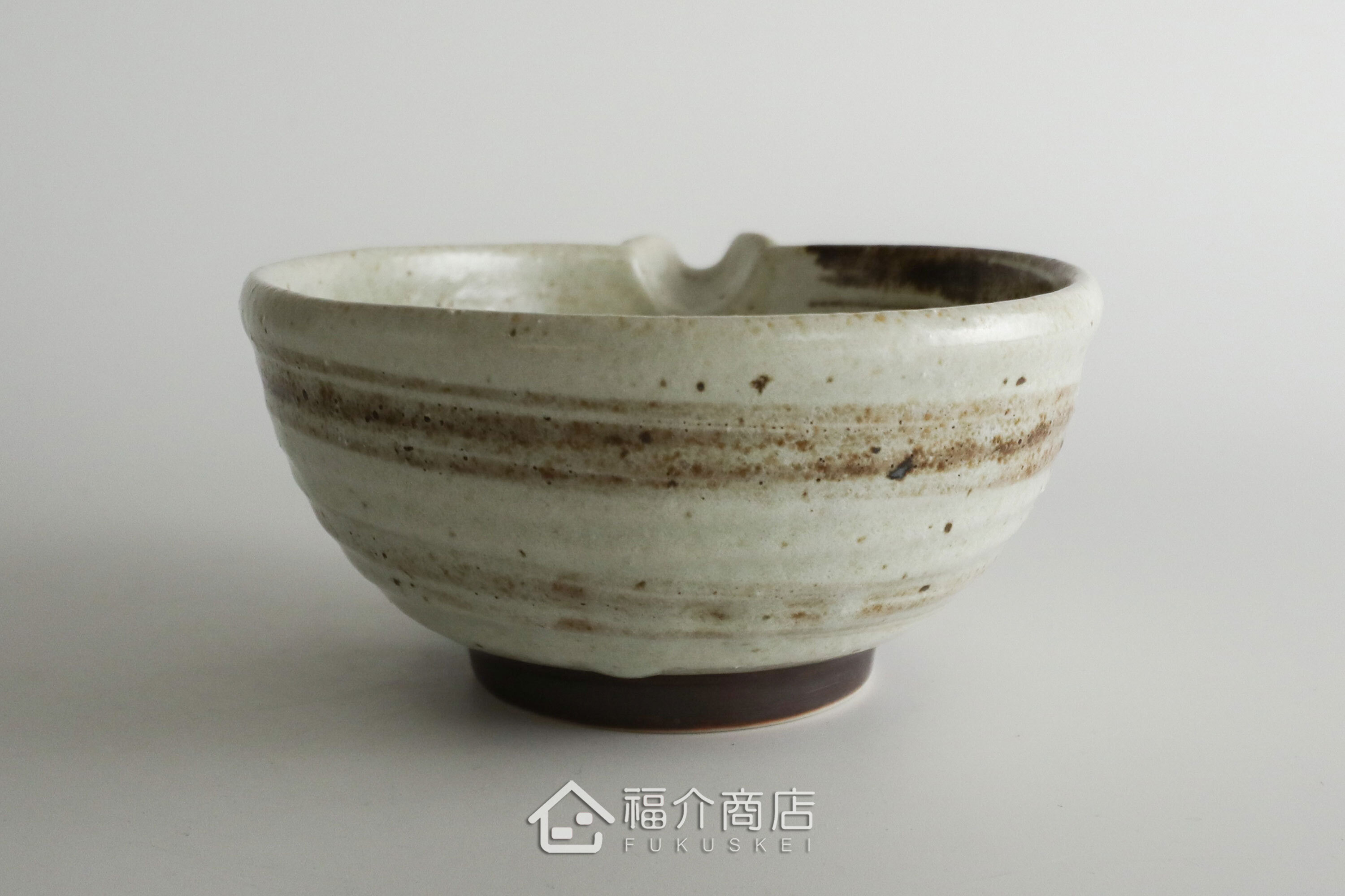 除了作為抹茶碗，也是餐桌上極具特色的盛裝食器，日式小菜、燉煮料理到沙拉、甜點，這款片口鉢都能輕鬆駕馭