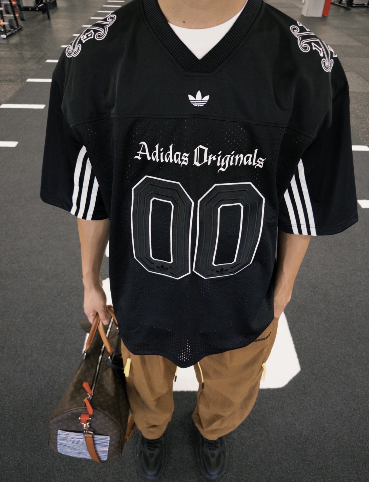 男款 ADIDAS OG JERSEY 黑色 歌德字體 寬鬆 印花 三葉草 球衣 短T【LD3865】ADLP