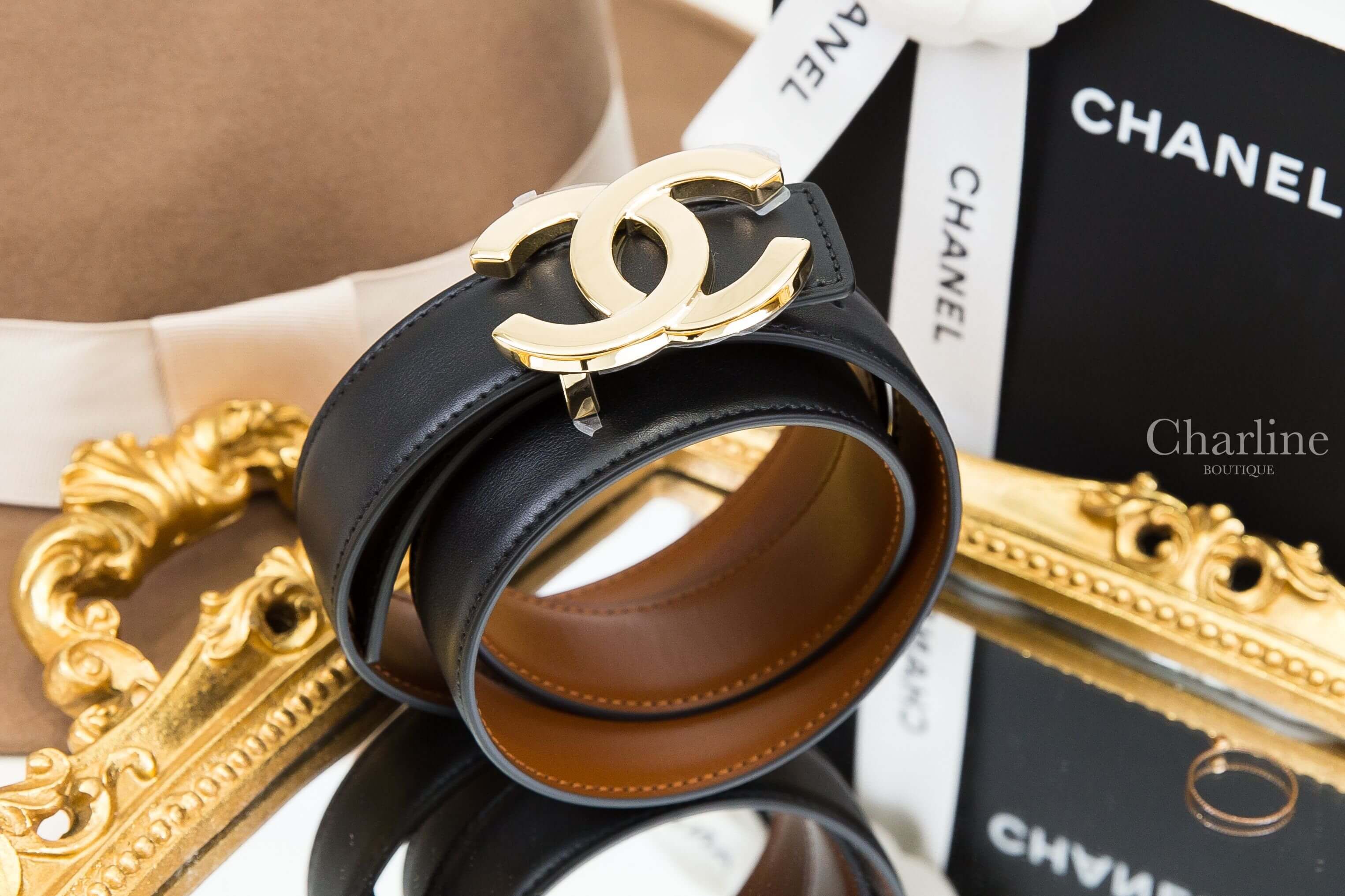 Chanel Leather Belt 黑色/駝色金CC小牛皮雙面皮帶 捲繞造型與金色CC Logo皮帶扣展示