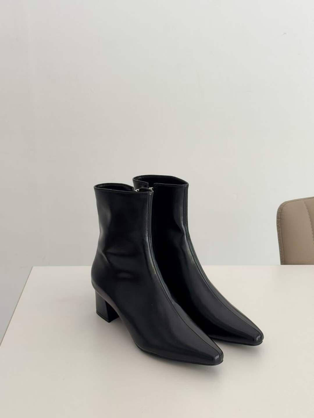 VV32 尖頭短BOOTS（黑色）足碼