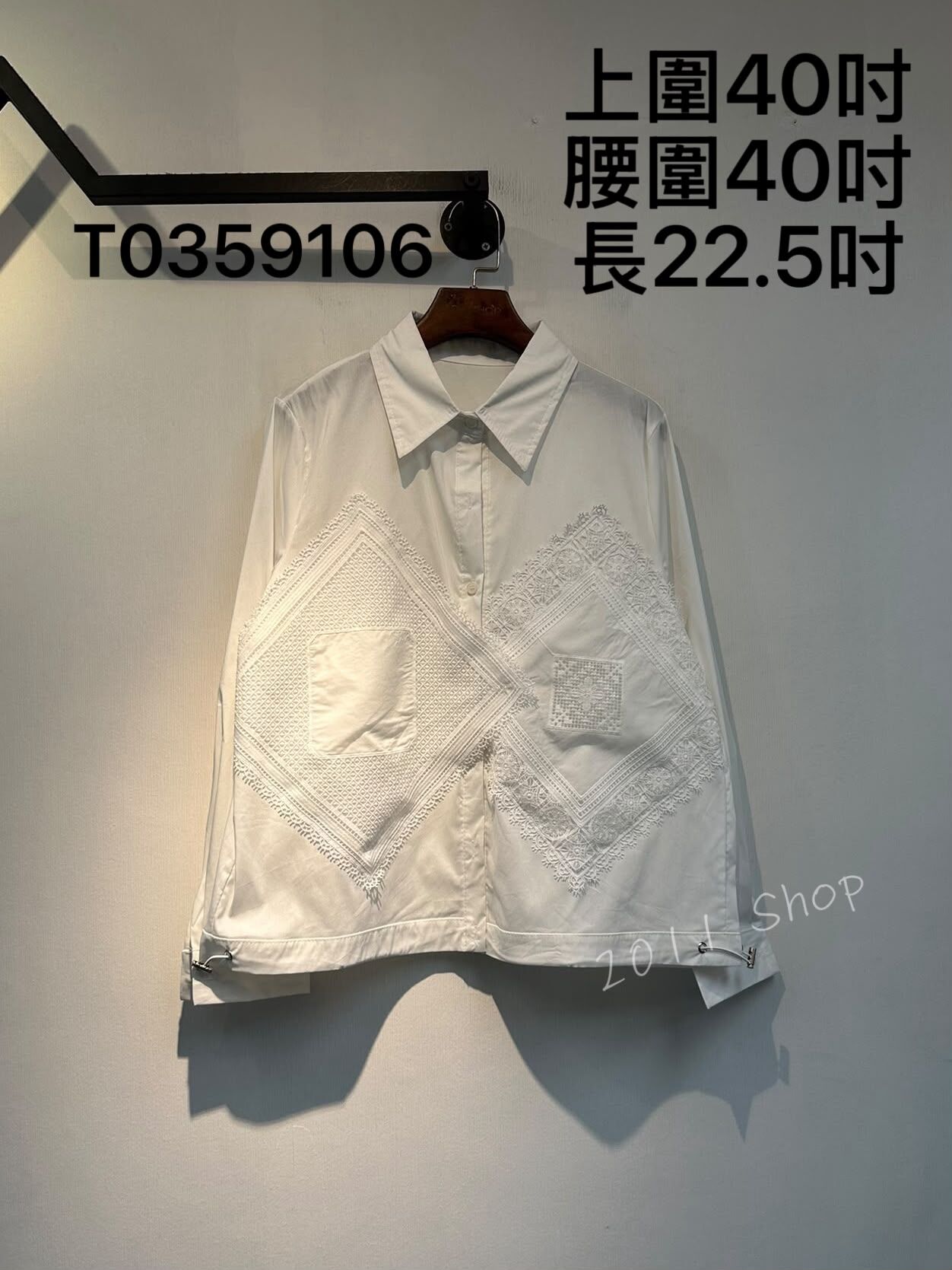 特色菱形蕾絲刺繡花紋恤衫  上圍40吋 腰圍40吋 長22.5吋  T0359106