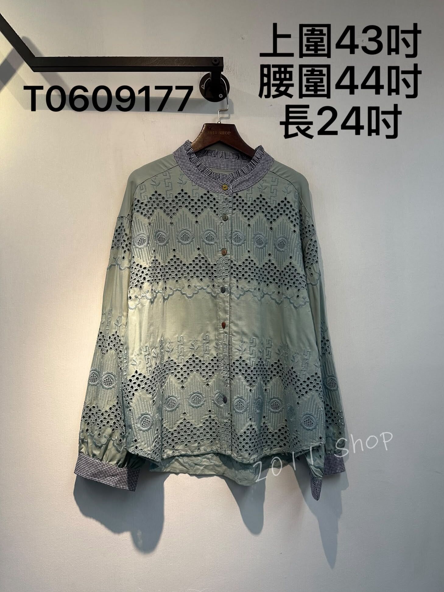 出口日本復古刺繡格仔領鈕扣TOP  上圍43吋 腰圍44吋 長24吋  T0609177