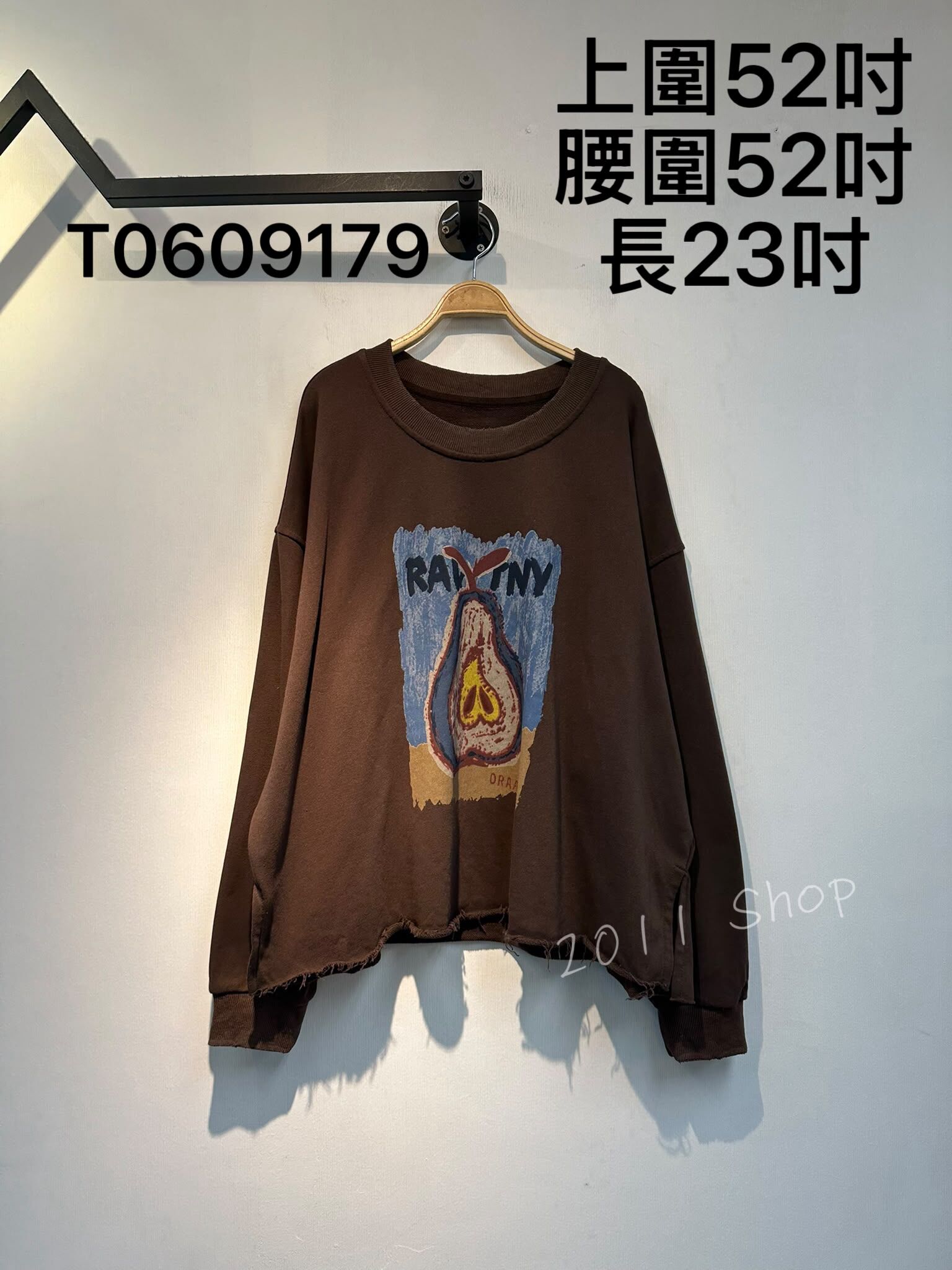出口日本蠟筆畫風雪梨圖案TOP  上圍52吋 腰圍52吋 長23吋  T0609179