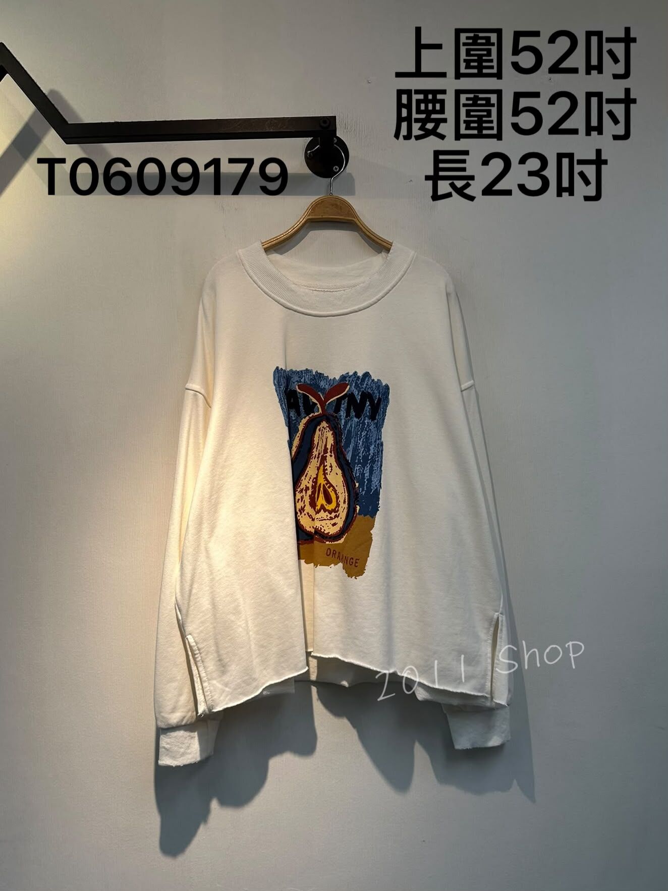 出口日本蠟筆畫風雪梨圖案TOP  上圍52吋 腰圍52吋 長23吋  T0609179