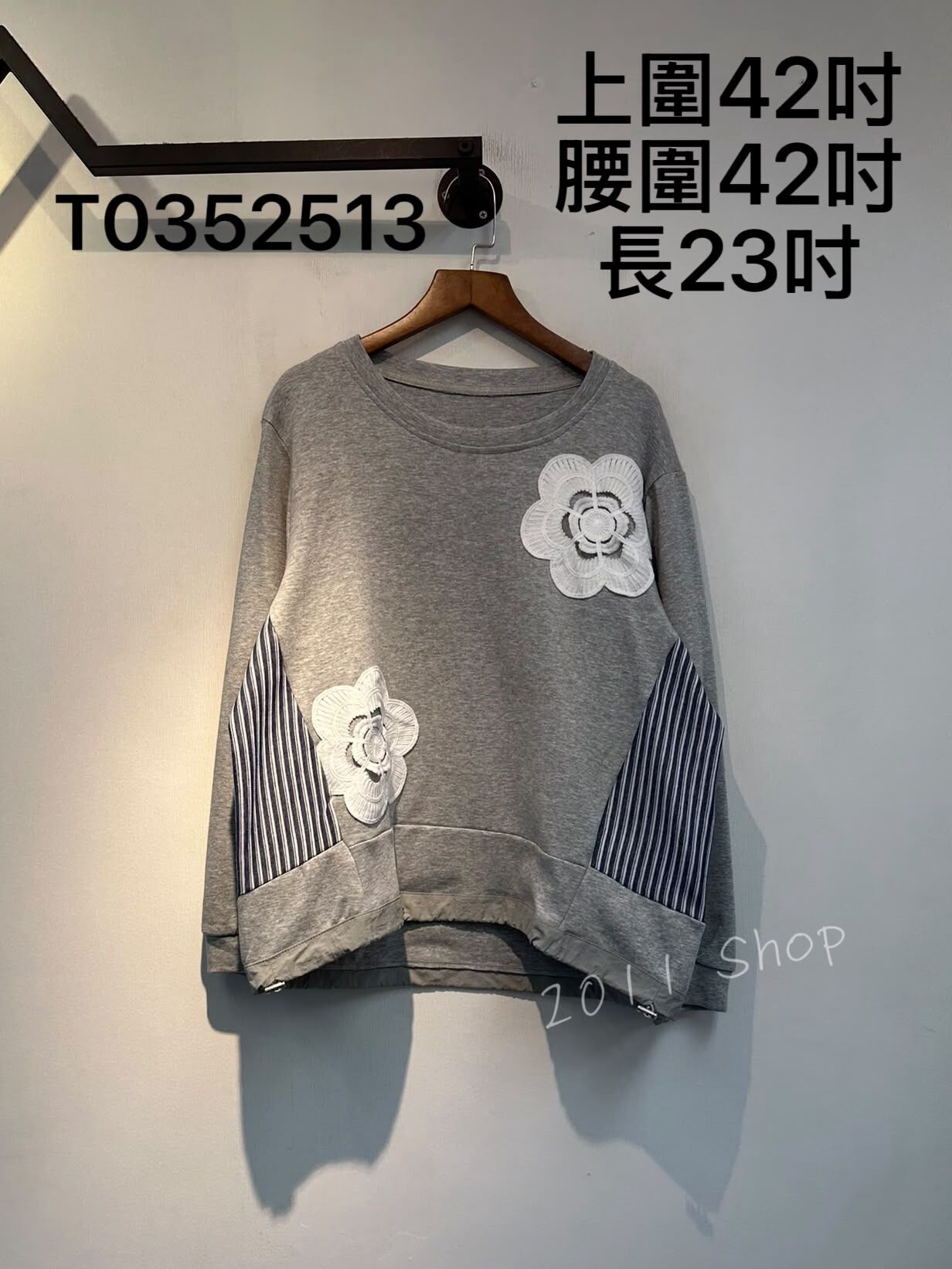 特色圓領花花條紋拼布TOP  上圍42吋 腰圍42吋 長23吋  T0352513