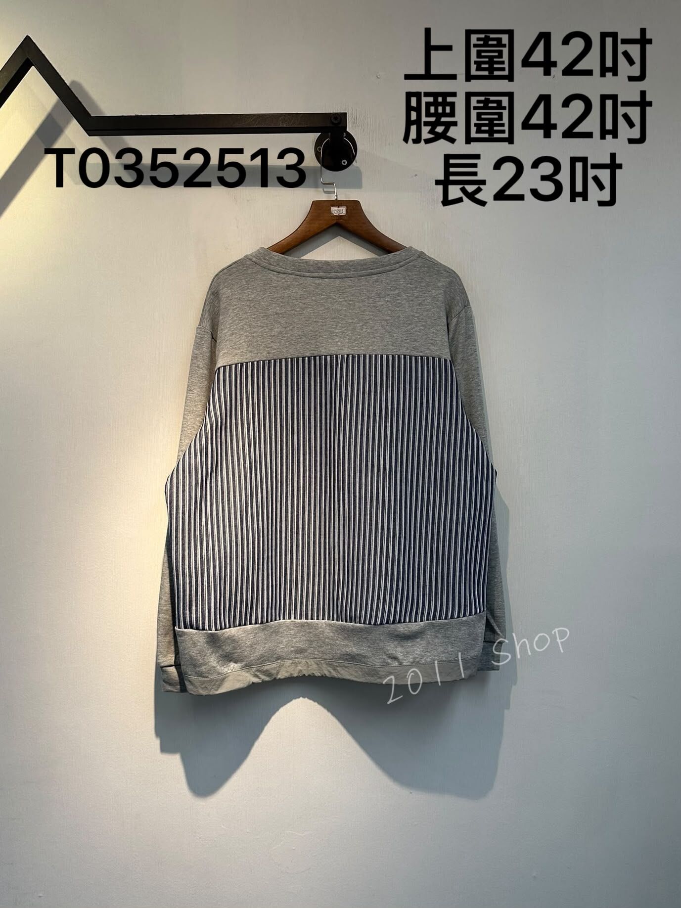 特色圓領花花條紋拼布TOP  上圍42吋 腰圍42吋 長23吋  T0352513