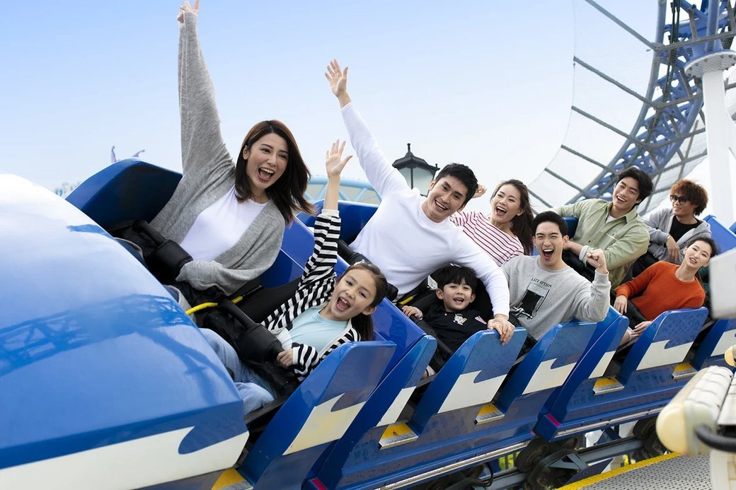 一家人乘坐海洋公園機動遊戲