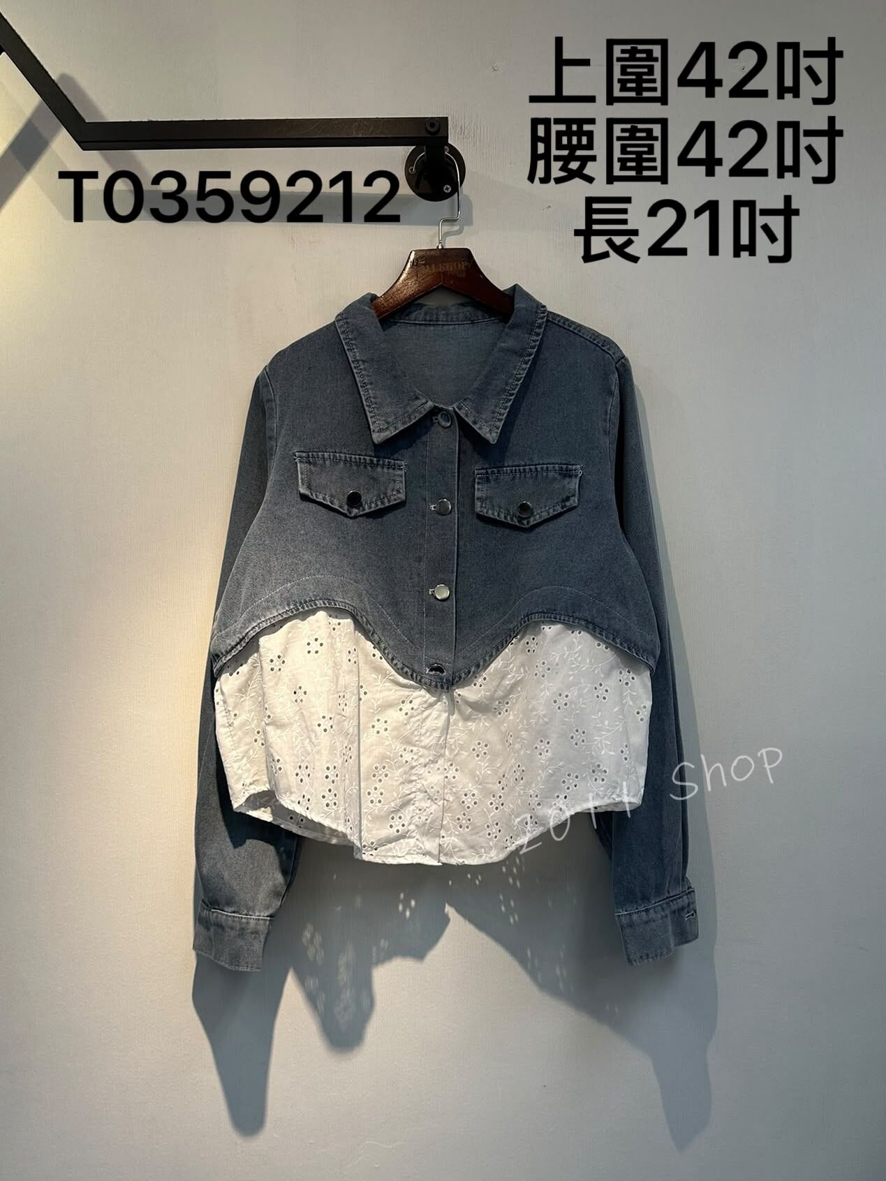 假兩件不規則刺繡牛仔鈕扣TOP  上圍42吋 腰圍42吋 長21吋  T0359212