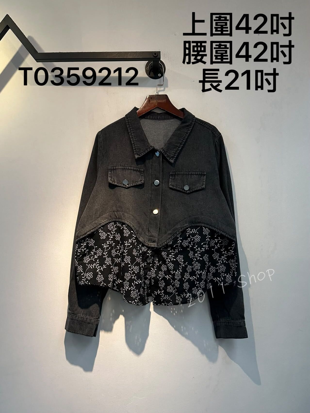 假兩件不規則刺繡牛仔鈕扣TOP  上圍42吋 腰圍42吋 長21吋  T0359212