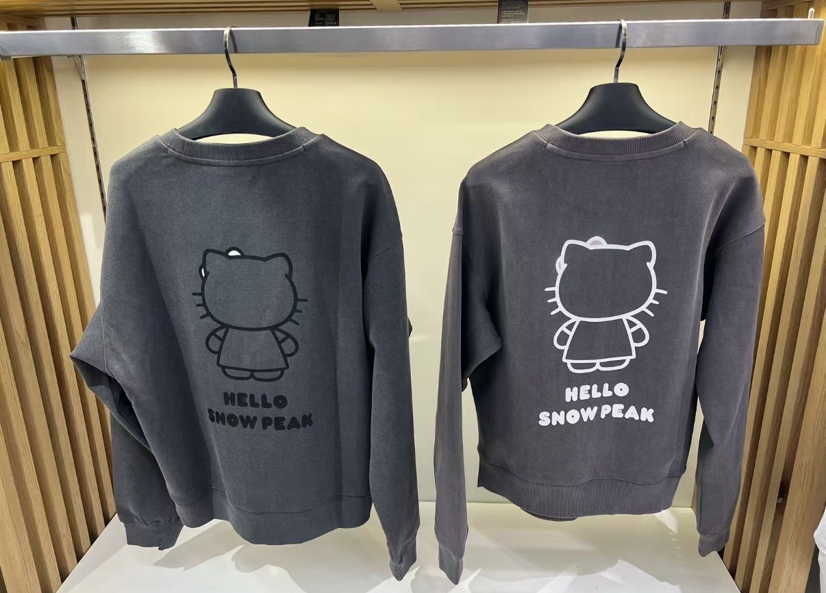【Kitty 限量聯名系列 限時開團優惠至9/22 23:59】snow peak X Hello Kitty 聯名 Pigment Dyeing Women Sweatshirt 女款 輪廓線條Kitty 大學tee S26FWFHT85