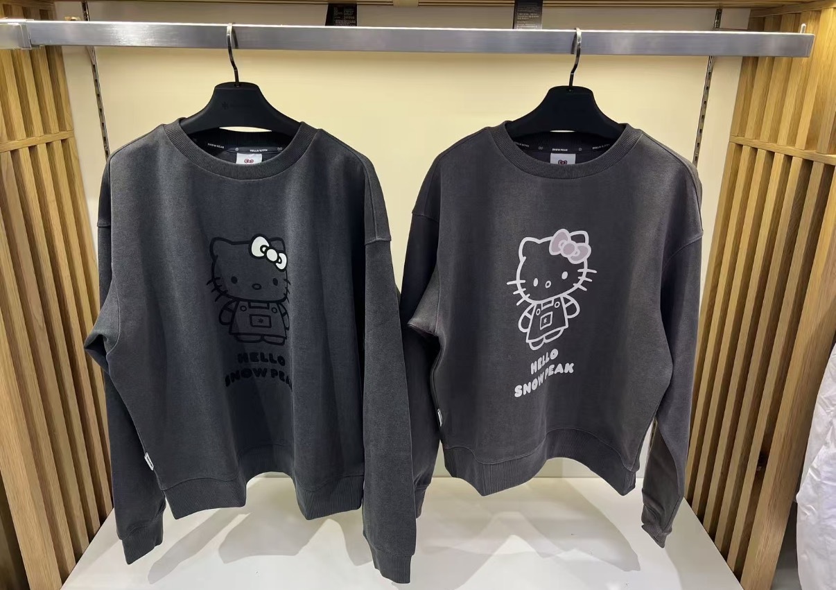 【Kitty 限量聯名系列 限時開團優惠至9/22 23:59】snow peak X Hello Kitty 聯名 Pigment Dyeing Women Sweatshirt 女款 輪廓線條Kitty 大學tee S26FWFHT85