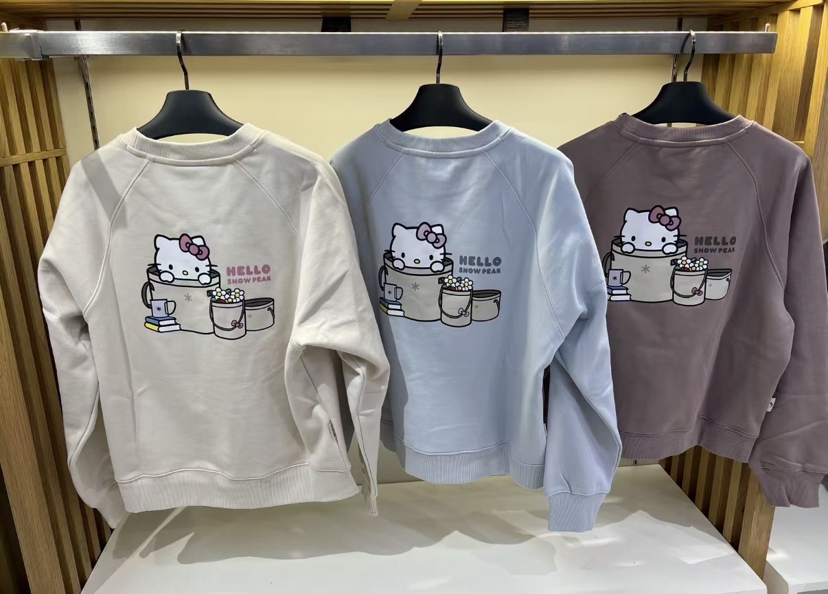 【Kitty 限量聯名系列 限時開團優惠至9/22 23:59】snow peak X Hello Kitty 聯名 Light Fleece-Lined Women Sweatshirt kitty 杯子躲貓貓 內刷毛 大學tee S26WWFHT87