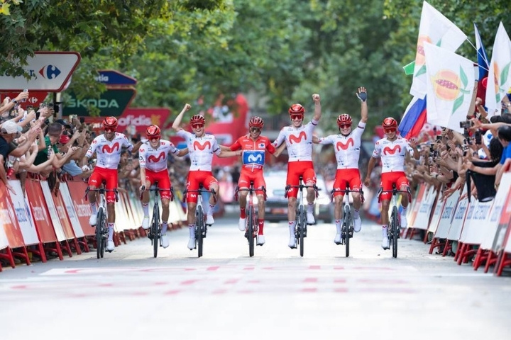 Movistar 車隊隊員牽手壓線慶祝 Enric Mas 贏得 2026 環西總冠軍