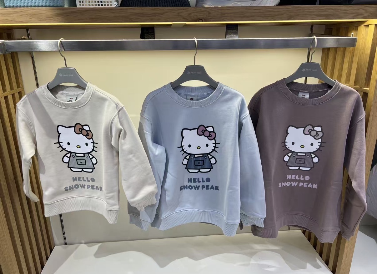 【Kitty 限量聯名系列 限時開團優惠至9/22 23:59】snow peak X Hello Kitty 聯名 Kid Light Fleece-Lined Sweatshirt 童裝 kitty 大學tee S26WKFHT88