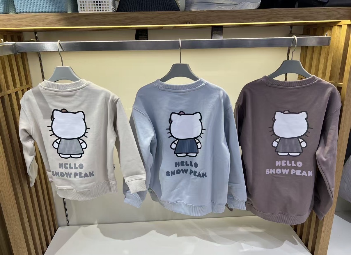【Kitty 限量聯名系列 限時開團優惠至9/22 23:59】snow peak X Hello Kitty 聯名 Kid Light Fleece-Lined Sweatshirt 童裝 kitty 大學tee S26WKFHT88
