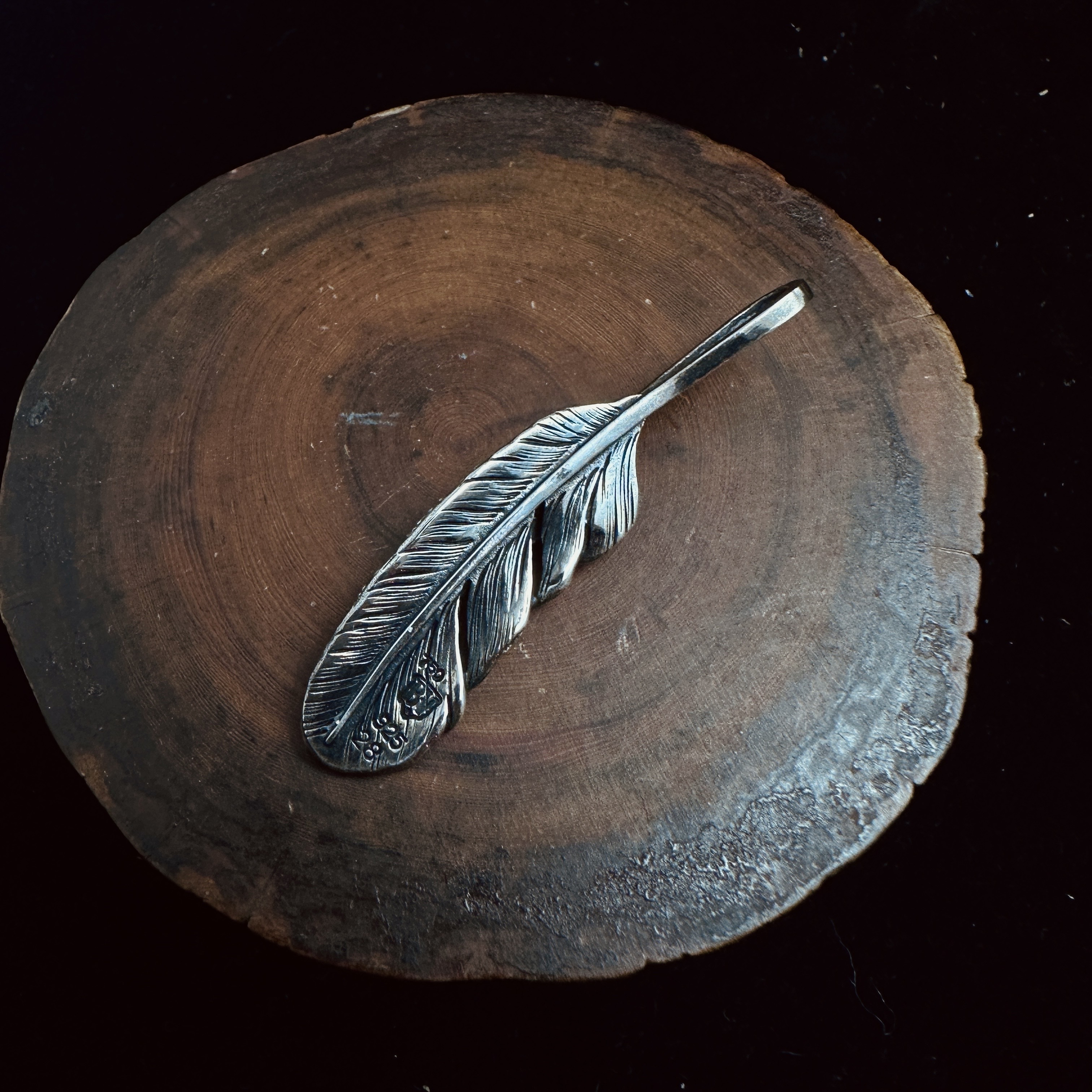 Black Venom Jewelry-Freedom & Prayer S(5cm)18k Gold Overlay Feather with Australian Opal。