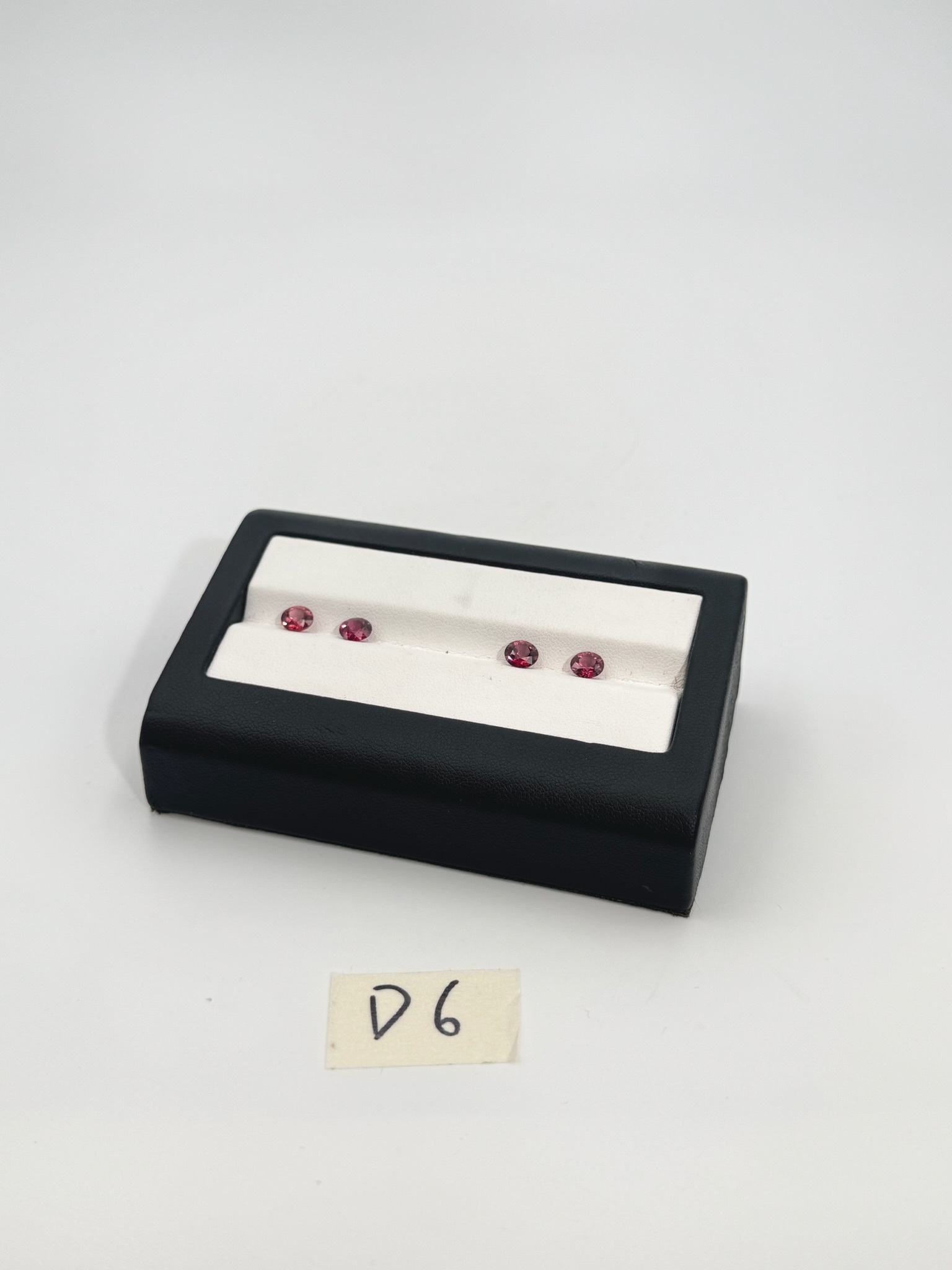 EV006 D6 玫塊石榴石 Rhodolite（玫紅） 6MM 一對 約1.8ct