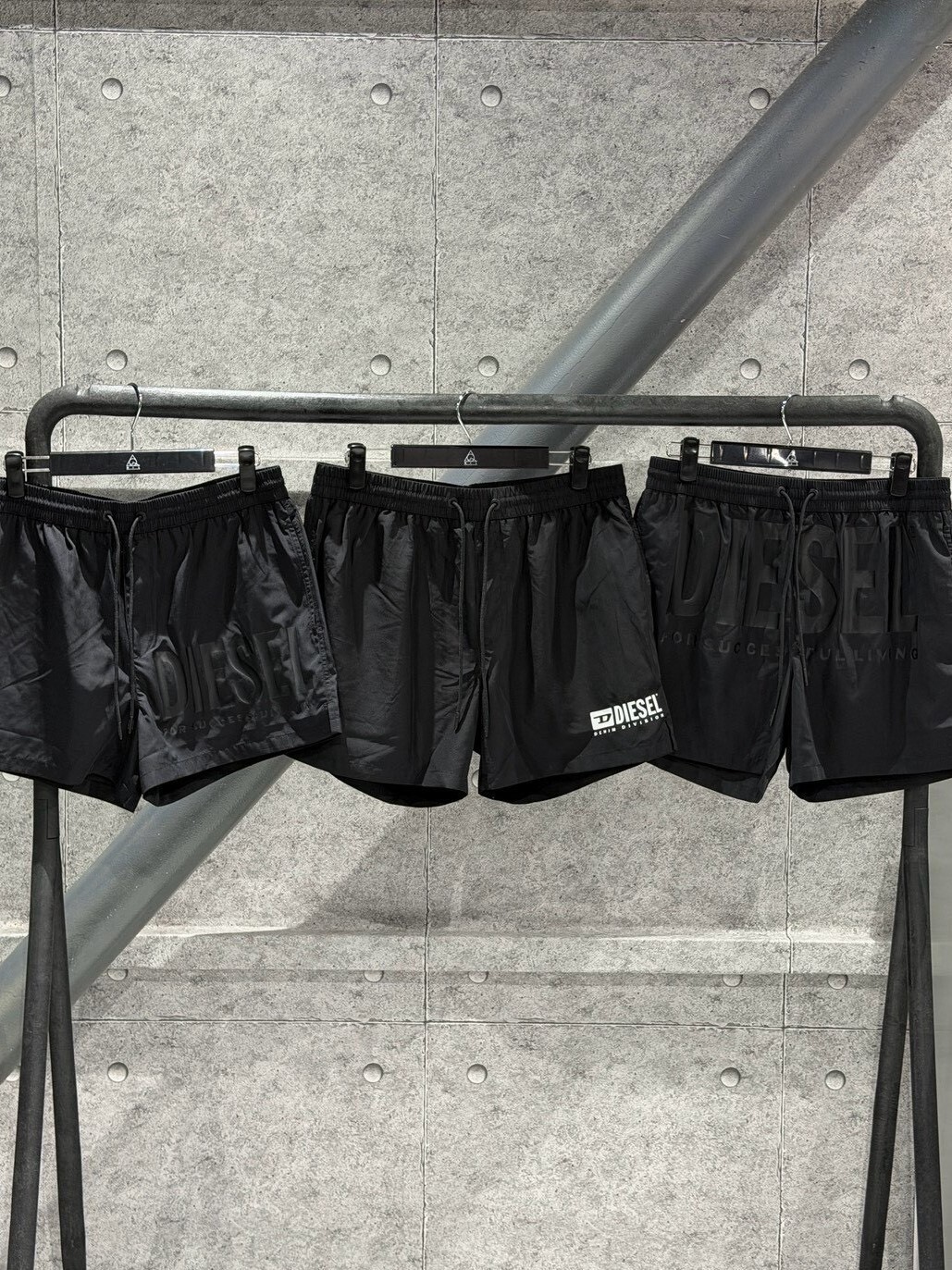 折扣 DIESEL 限定款 質感尼龍字體Logo黑短褲 海灘褲