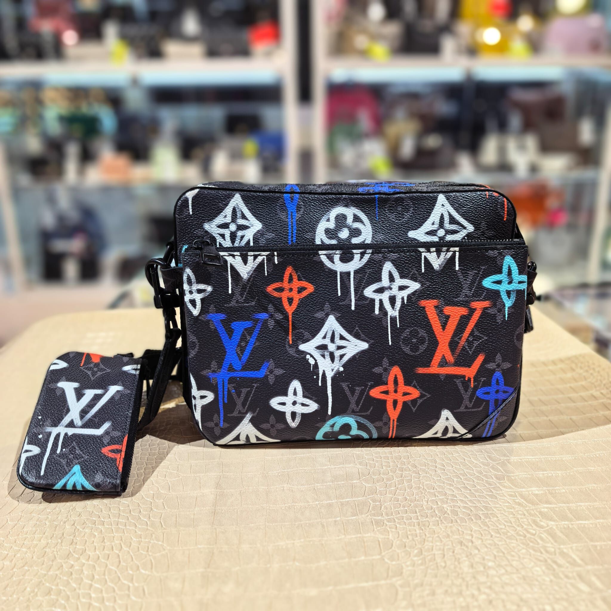 99%NEW二手LV郵差包, M21396, Monogram, Graffiti Trio, Messenger Bag, (黑色/帆布拼牛皮) #香榭站正品