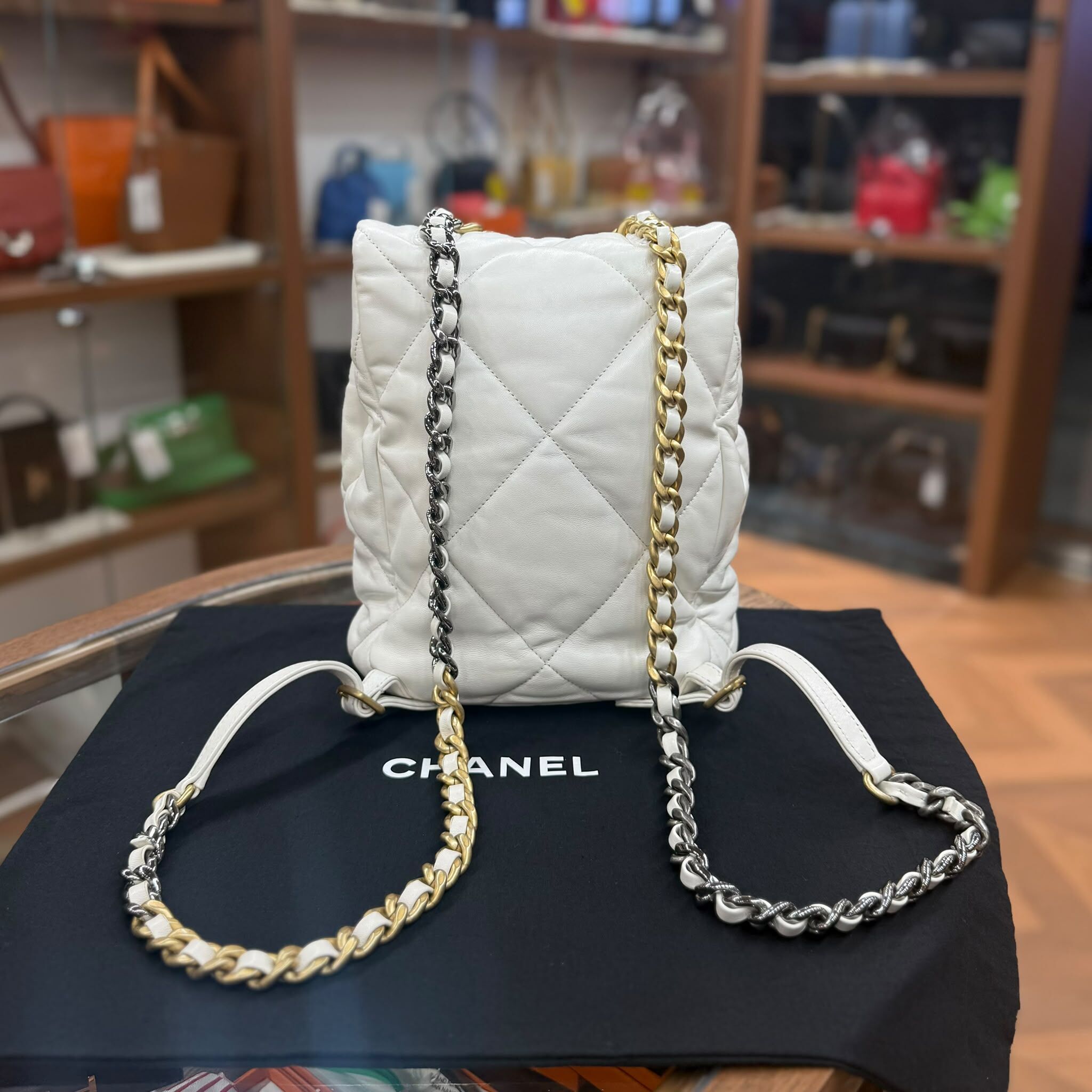 95%NEW USED CHANEL 19 BACKPACK LAMSKIN 白色羊皮復古金銀扣 #晶片款 #香奈兒背包