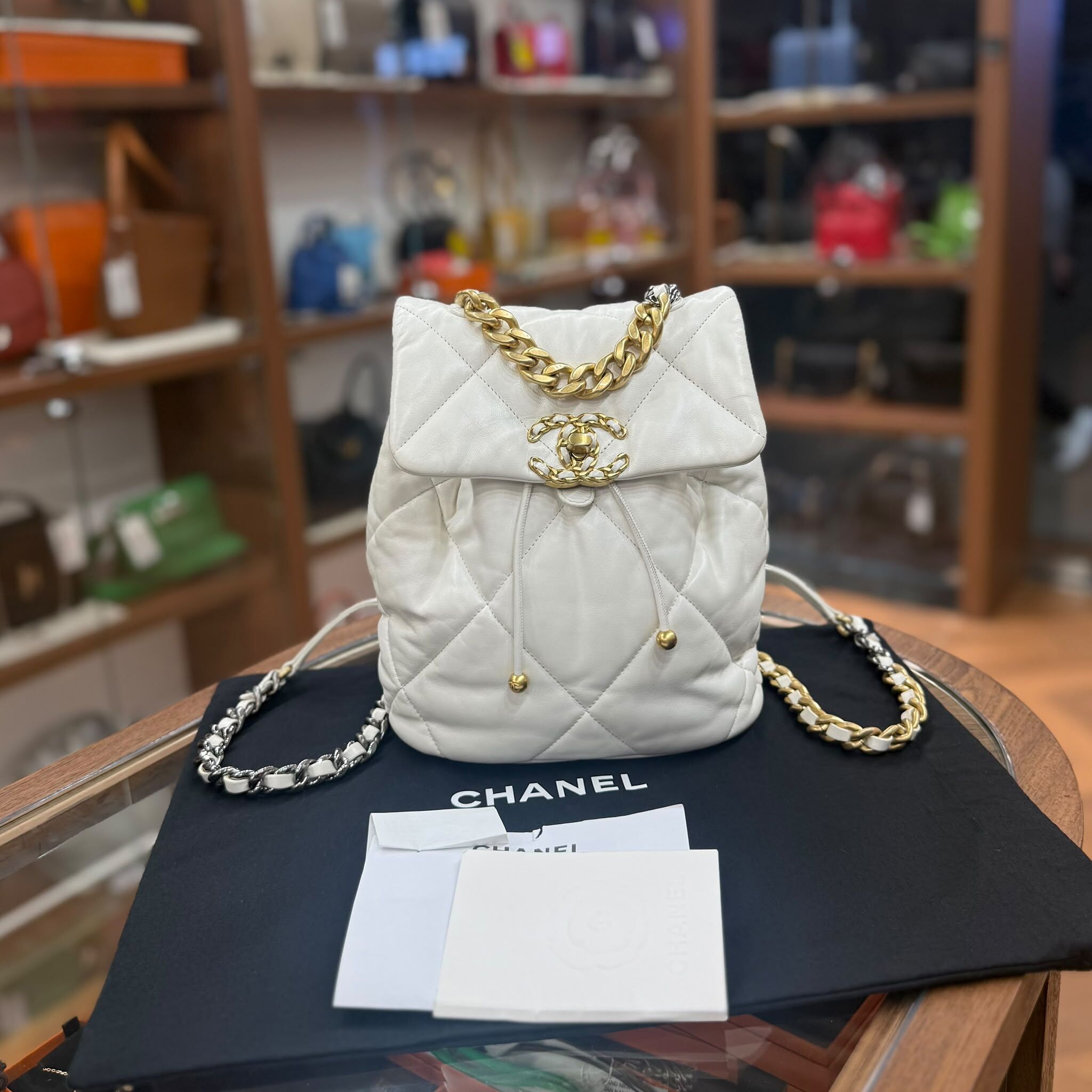 95%NEW USED CHANEL 19 BACKPACK LAMSKIN 白色羊皮復古金銀扣 #晶片款 #香奈兒背包