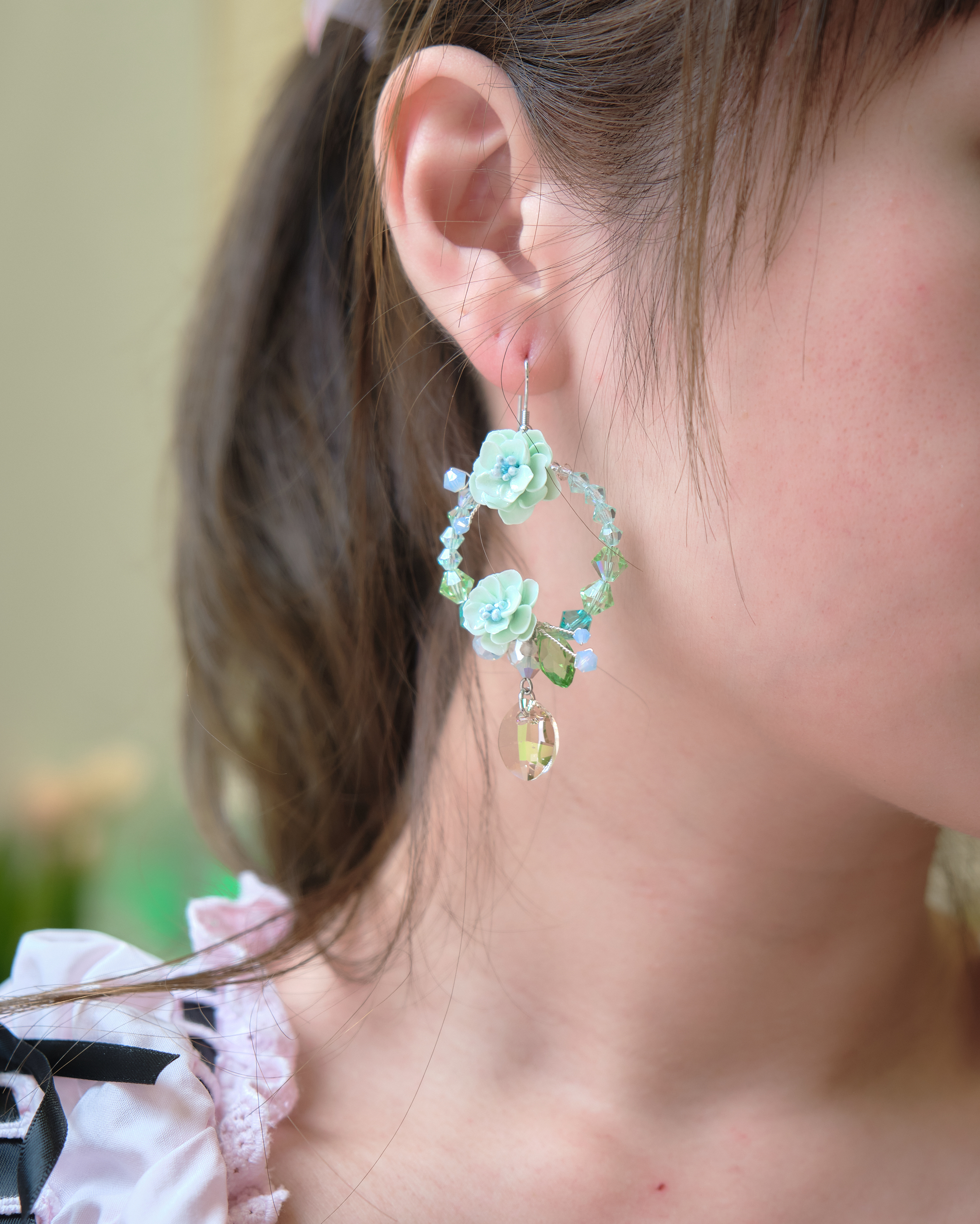 13960 Crystal Garden Wreath Hoops