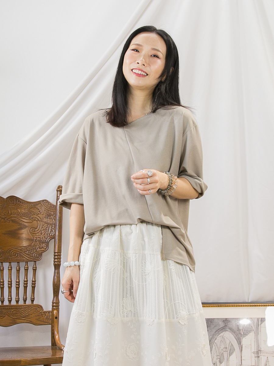 前幅下擺開叉．COTTON料TOP
