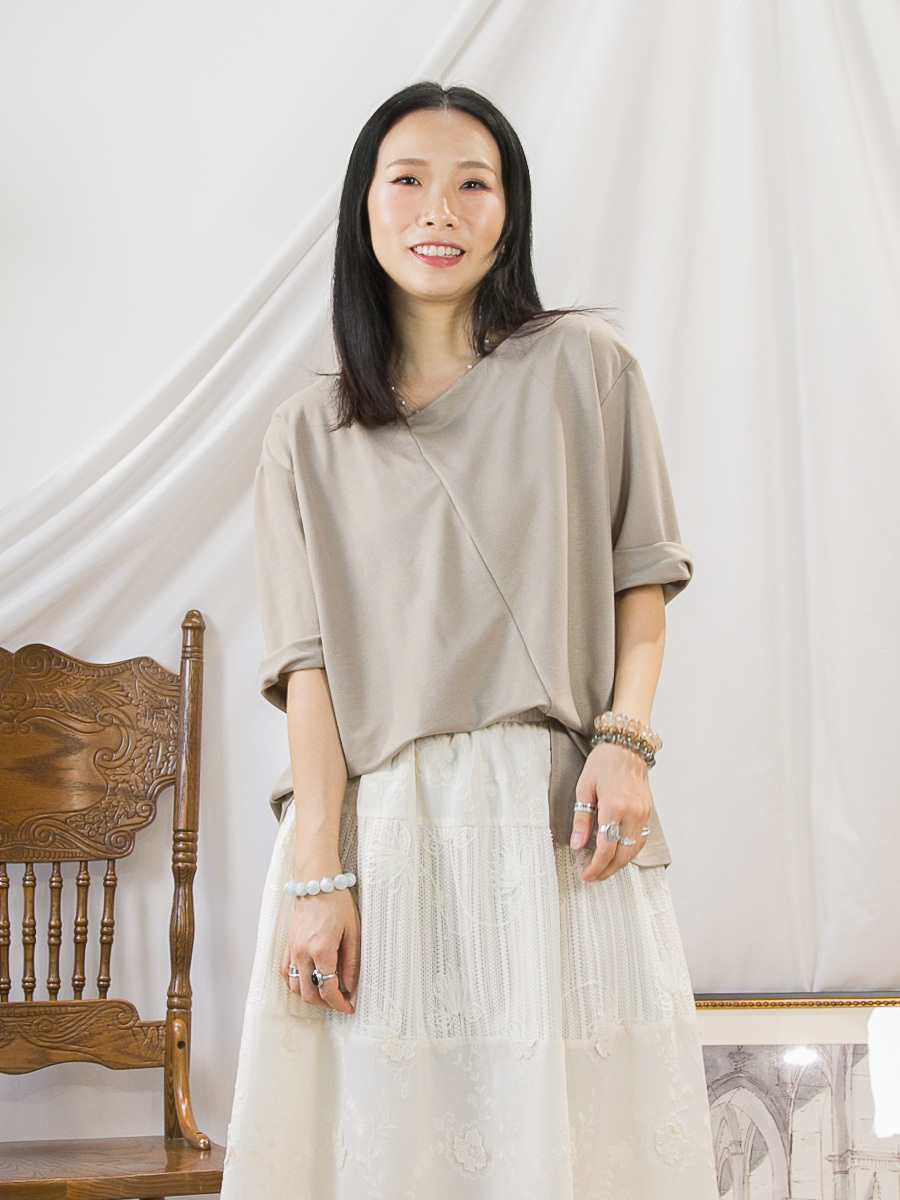前幅下擺開叉．COTTON料TOP