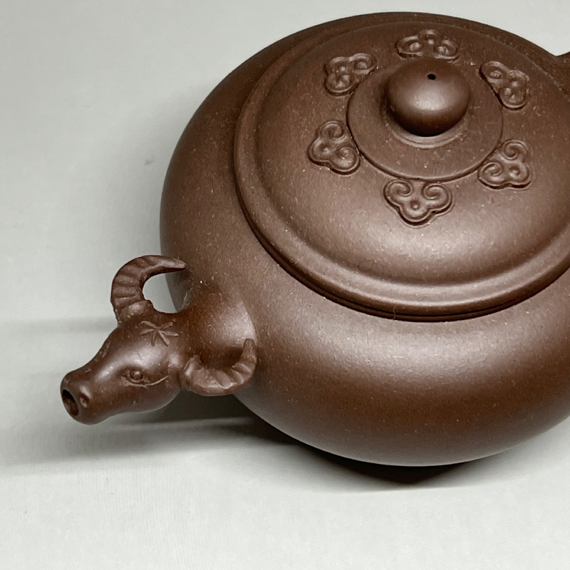 潘奏奇 如意春牛紫砂壺 壺口昂首春牛立體雕塑細節特寫