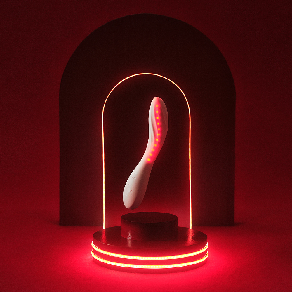 瑞典精品愉悅品牌 LELO 發表首款結合 LED 紅光的 MONA™ Spectra,以設計、觸感與個人化科技,開啟女性私密照護與自我愉悅的新體驗。