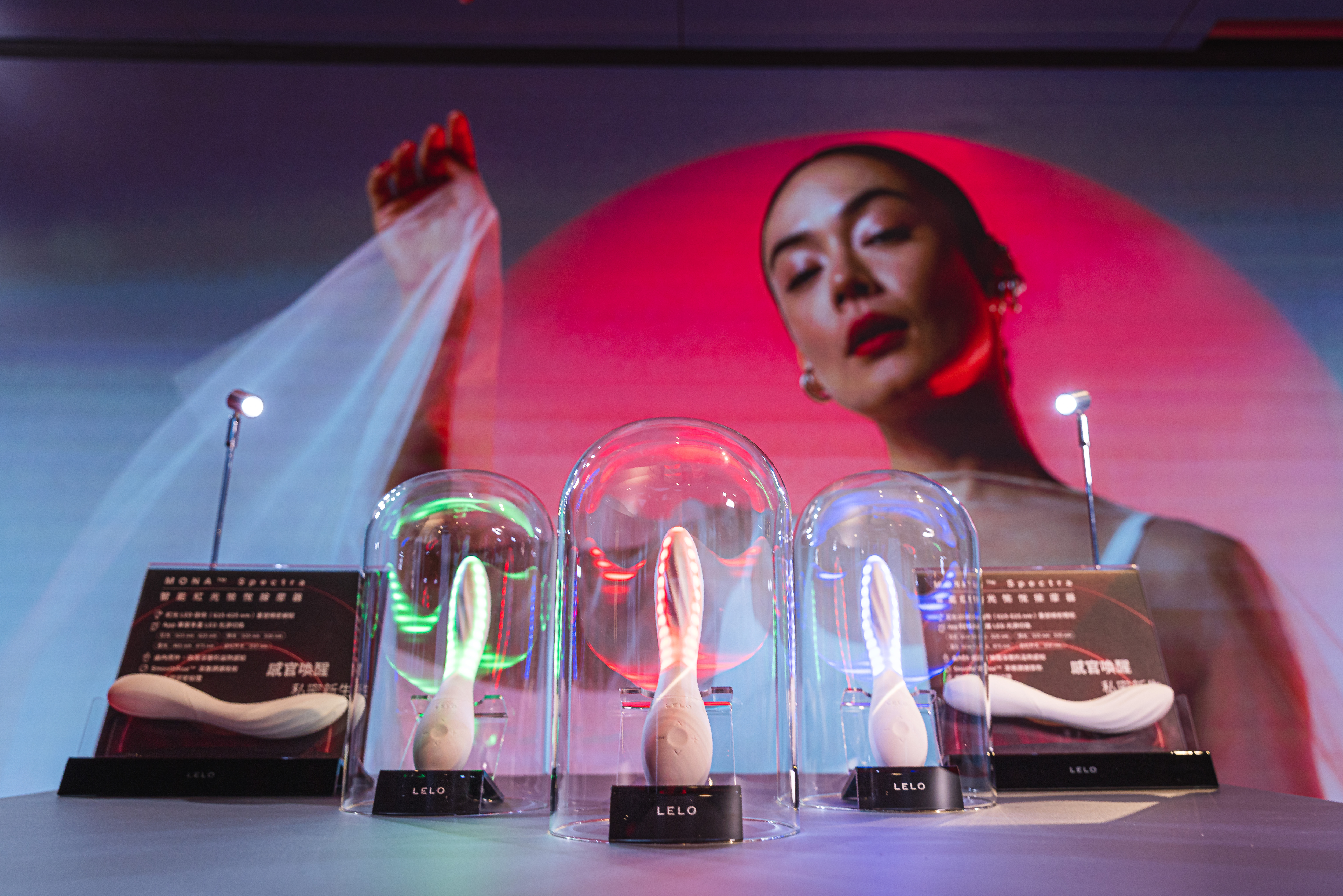 LELO MONA™ Spectra 將紅光呵護與震動愉悅結合,透過 App 延伸綠光舒緩、藍光清爽的光感體驗,並可獨立啟用近紅外線,打造個人化私密日常。
