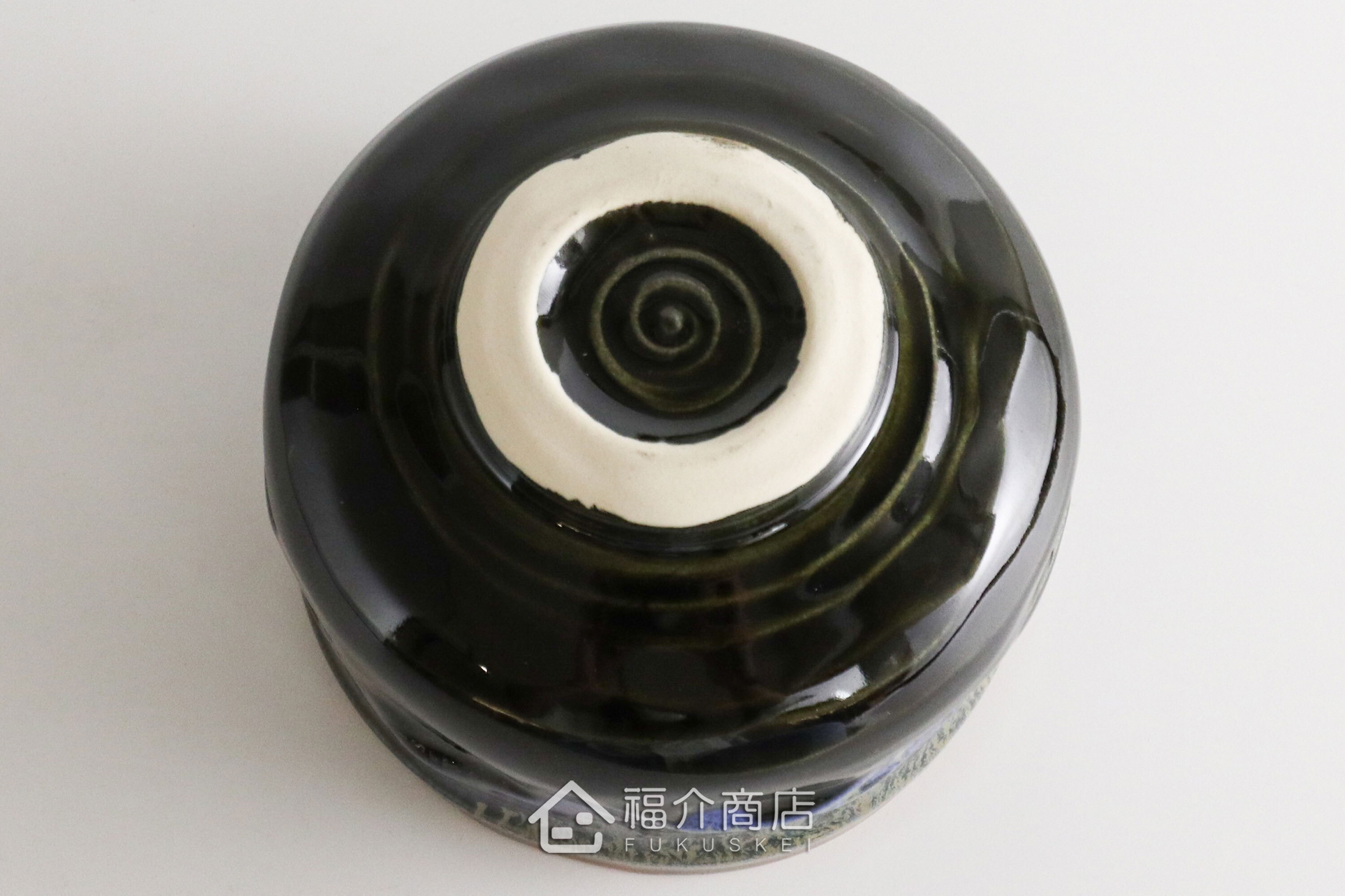 除了作為抹茶碗，也是餐桌上極具特色的盛裝食器，日式小菜、燉煮料理到沙拉、甜點都能輕鬆駕馭