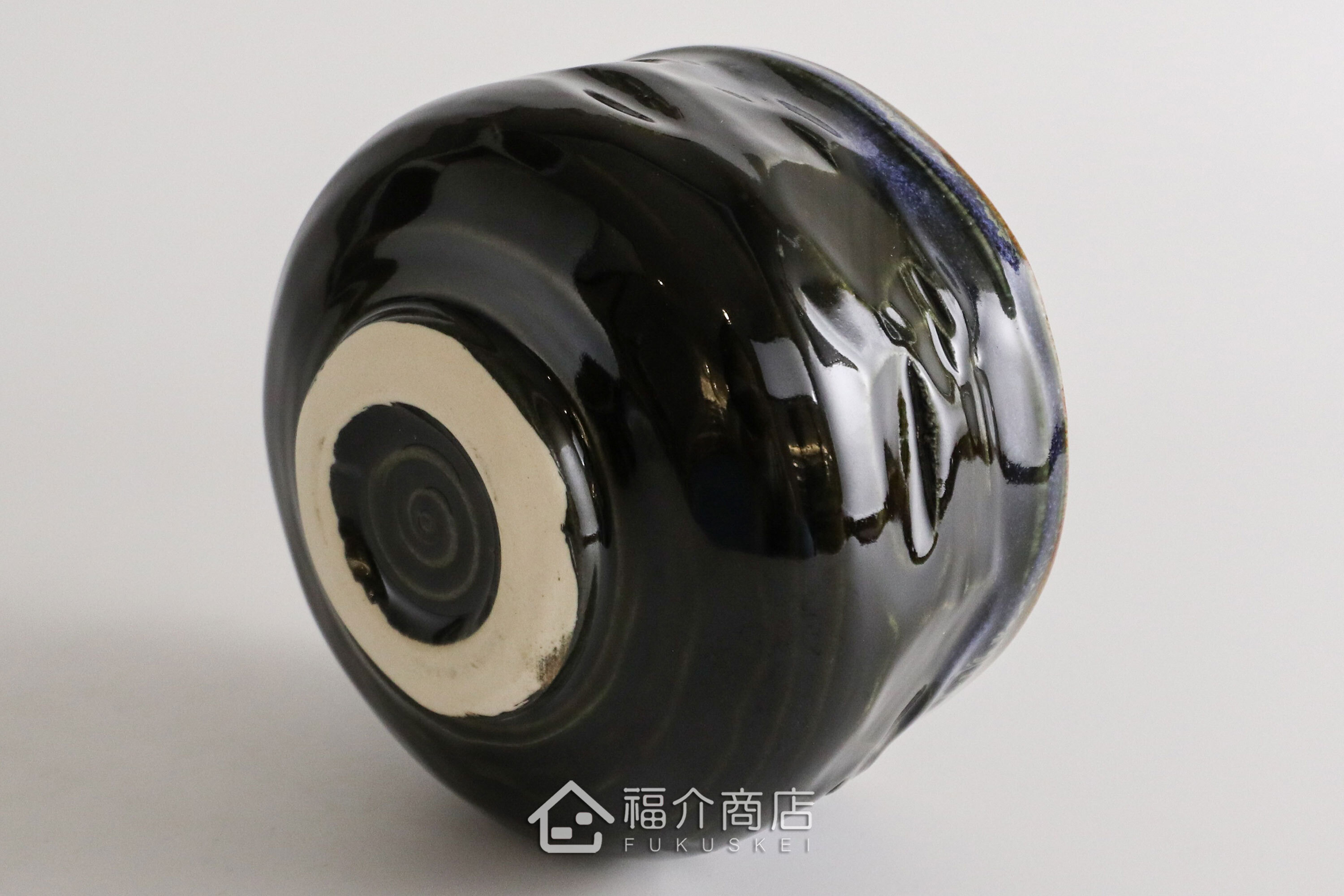 除了作為抹茶碗，也是餐桌上極具特色的盛裝食器，日式小菜、燉煮料理到沙拉、甜點都能輕鬆駕馭