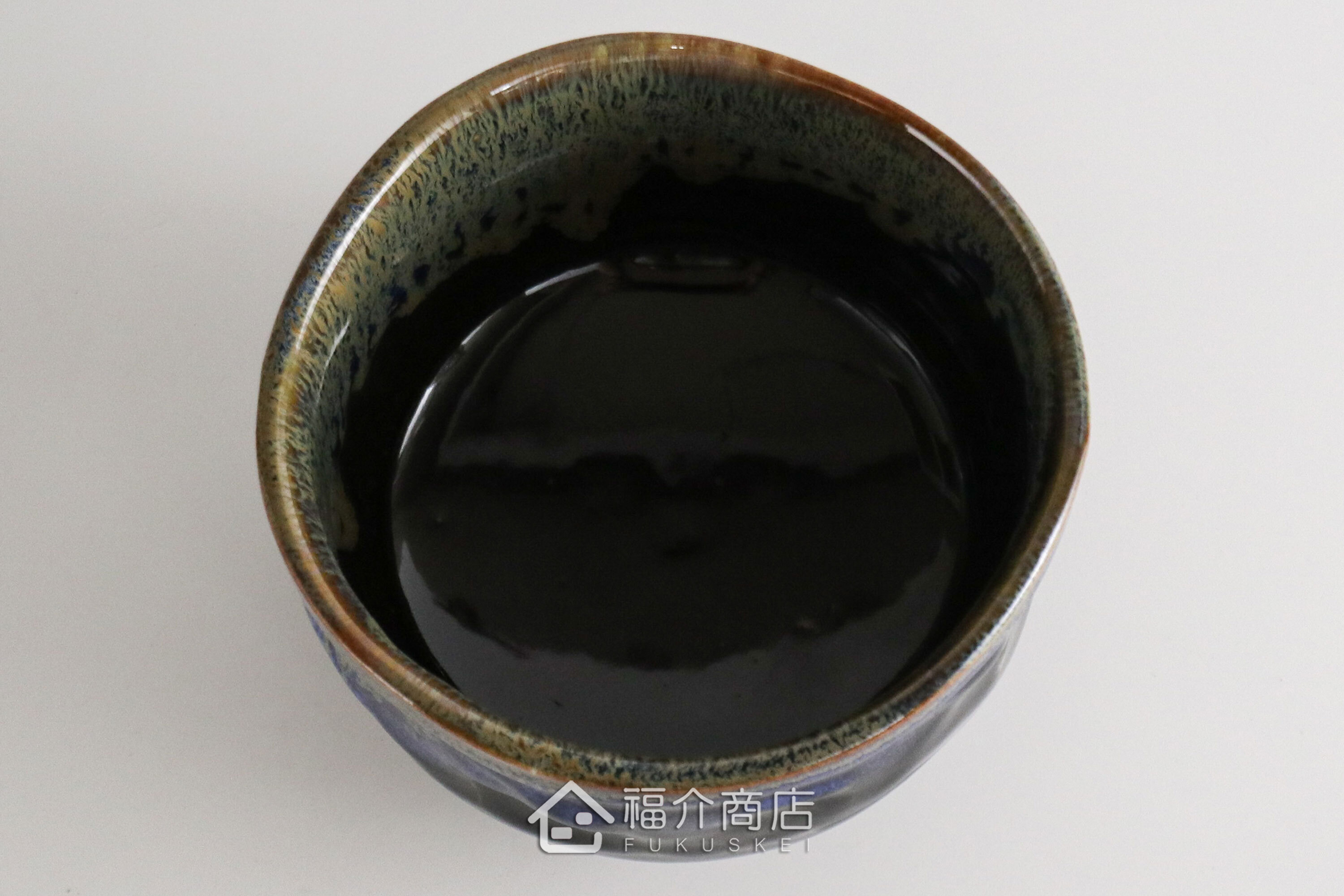 除了作為抹茶碗，也是餐桌上極具特色的盛裝食器，日式小菜、燉煮料理到沙拉、甜點都能輕鬆駕馭