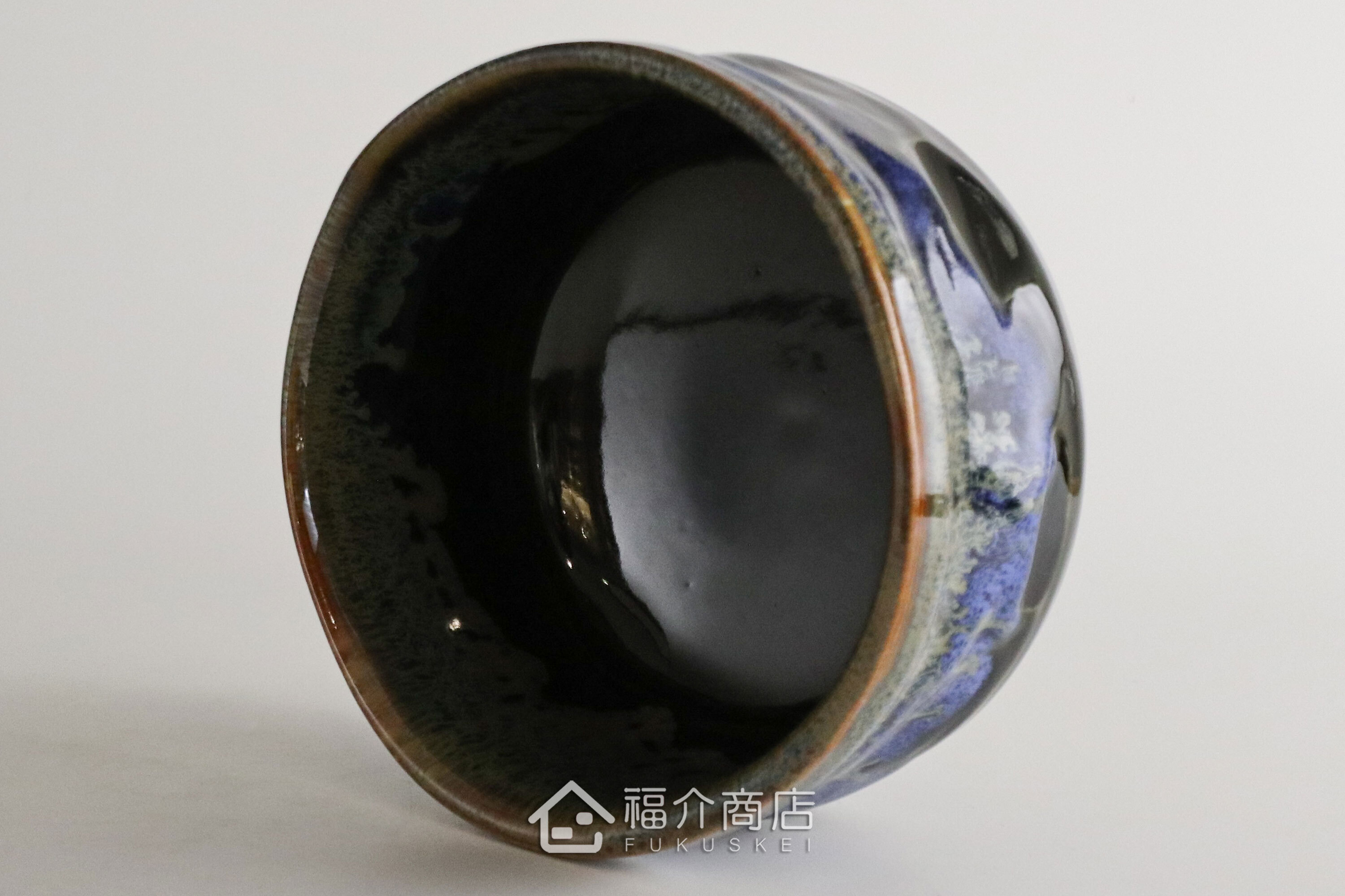 除了作為抹茶碗，也是餐桌上極具特色的盛裝食器，日式小菜、燉煮料理到沙拉、甜點都能輕鬆駕馭