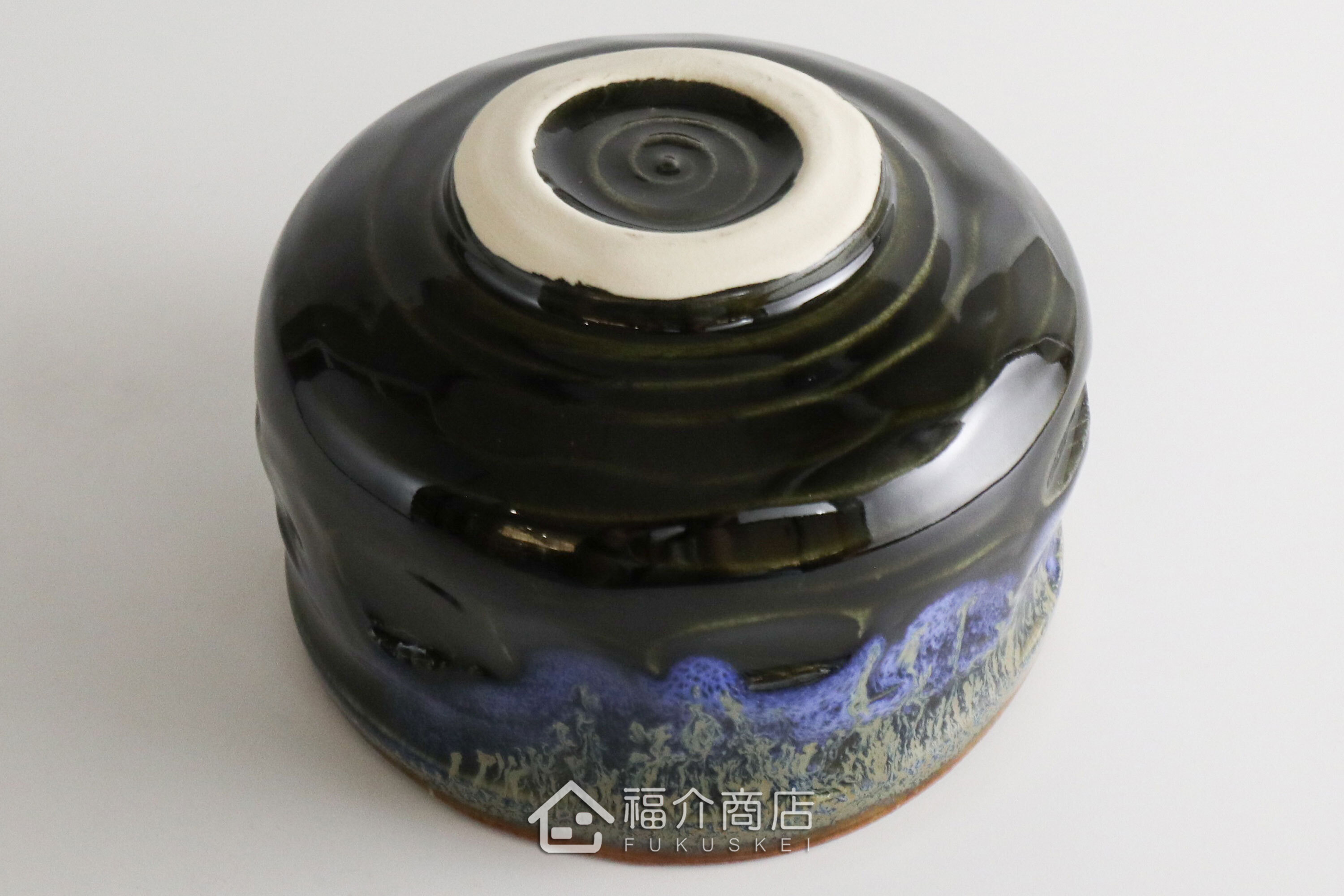 除了作為抹茶碗，也是餐桌上極具特色的盛裝食器，日式小菜、燉煮料理到沙拉、甜點都能輕鬆駕馭