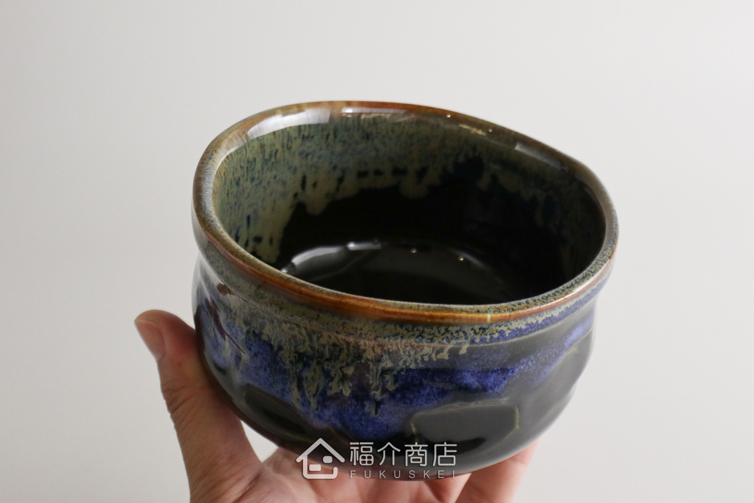 除了作為抹茶碗，也是餐桌上極具特色的盛裝食器，日式小菜、燉煮料理到沙拉、甜點都能輕鬆駕馭