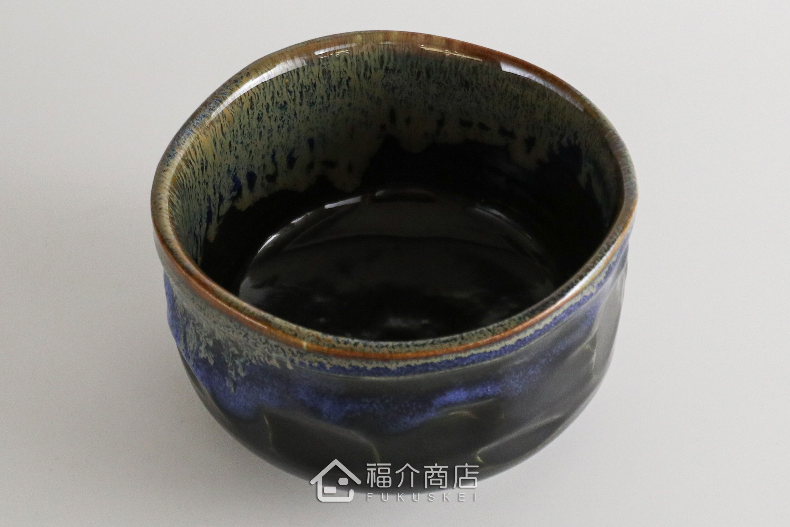除了作為抹茶碗，也是餐桌上極具特色的盛裝食器，日式小菜、燉煮料理到沙拉、甜點都能輕鬆駕馭