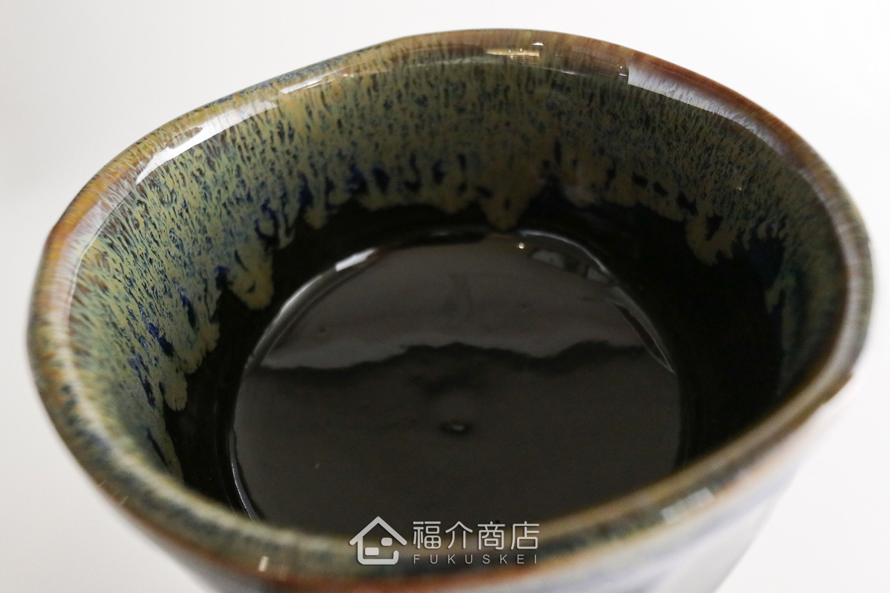 除了作為抹茶碗，也是餐桌上極具特色的盛裝食器，日式小菜、燉煮料理到沙拉、甜點都能輕鬆駕馭