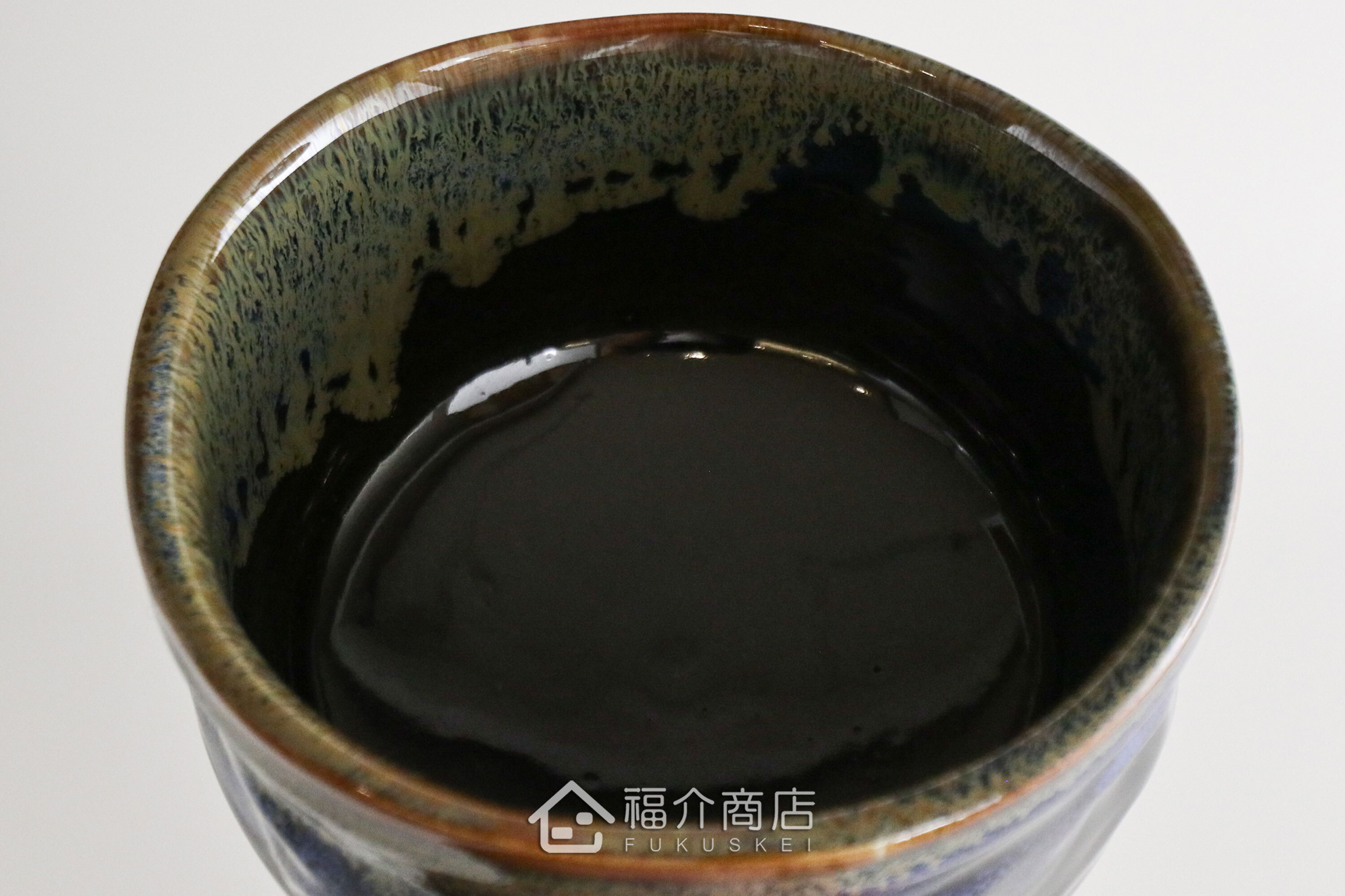 除了作為抹茶碗，也是餐桌上極具特色的盛裝食器，日式小菜、燉煮料理到沙拉、甜點都能輕鬆駕馭