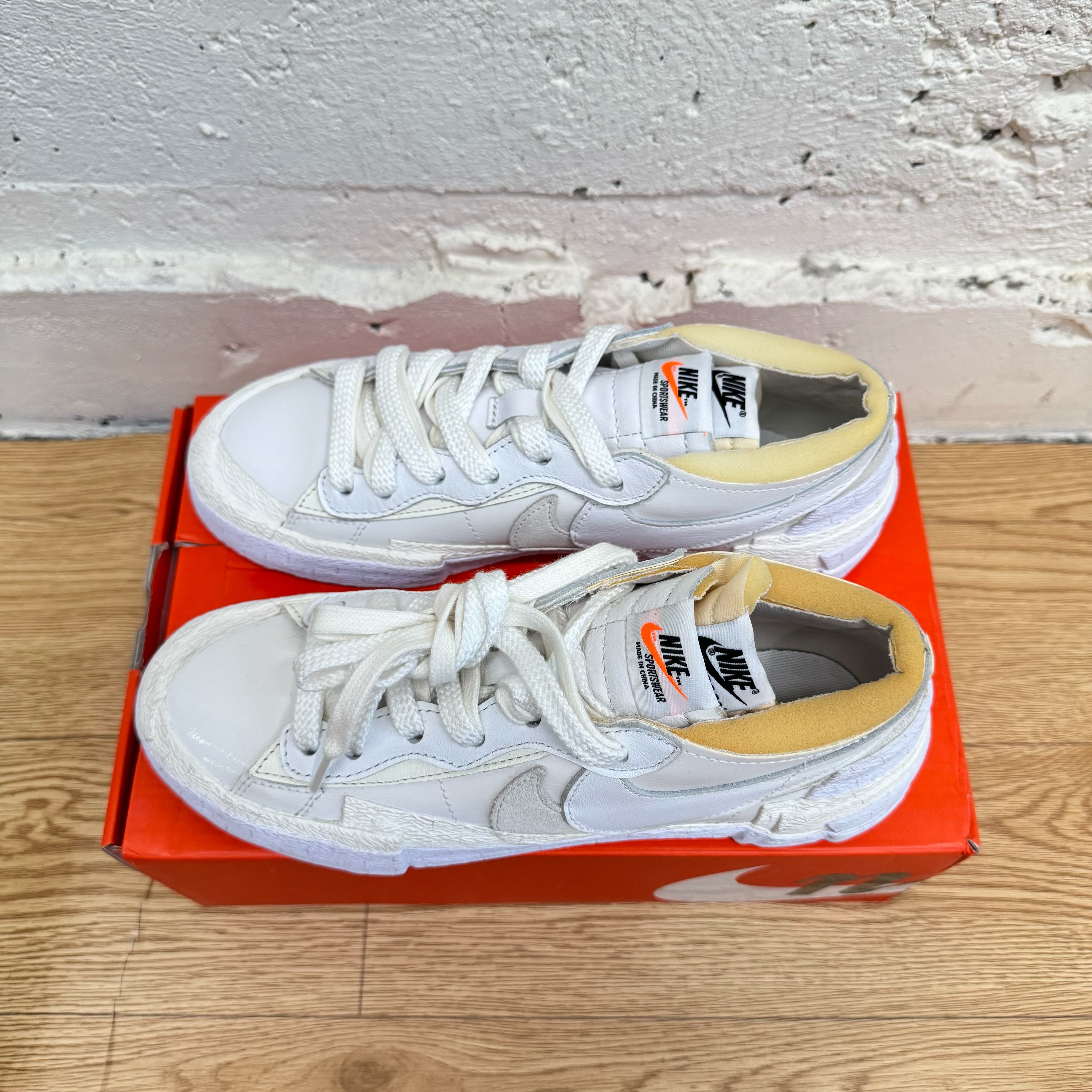 **瑕疵出清，不退換** 【US5.5/24CM 內襯海綿泛黃】聯名 Sacai x Nike BLAZER LOW 白色 解構 雙勾 時尚休閒鞋 【DM6443-100】