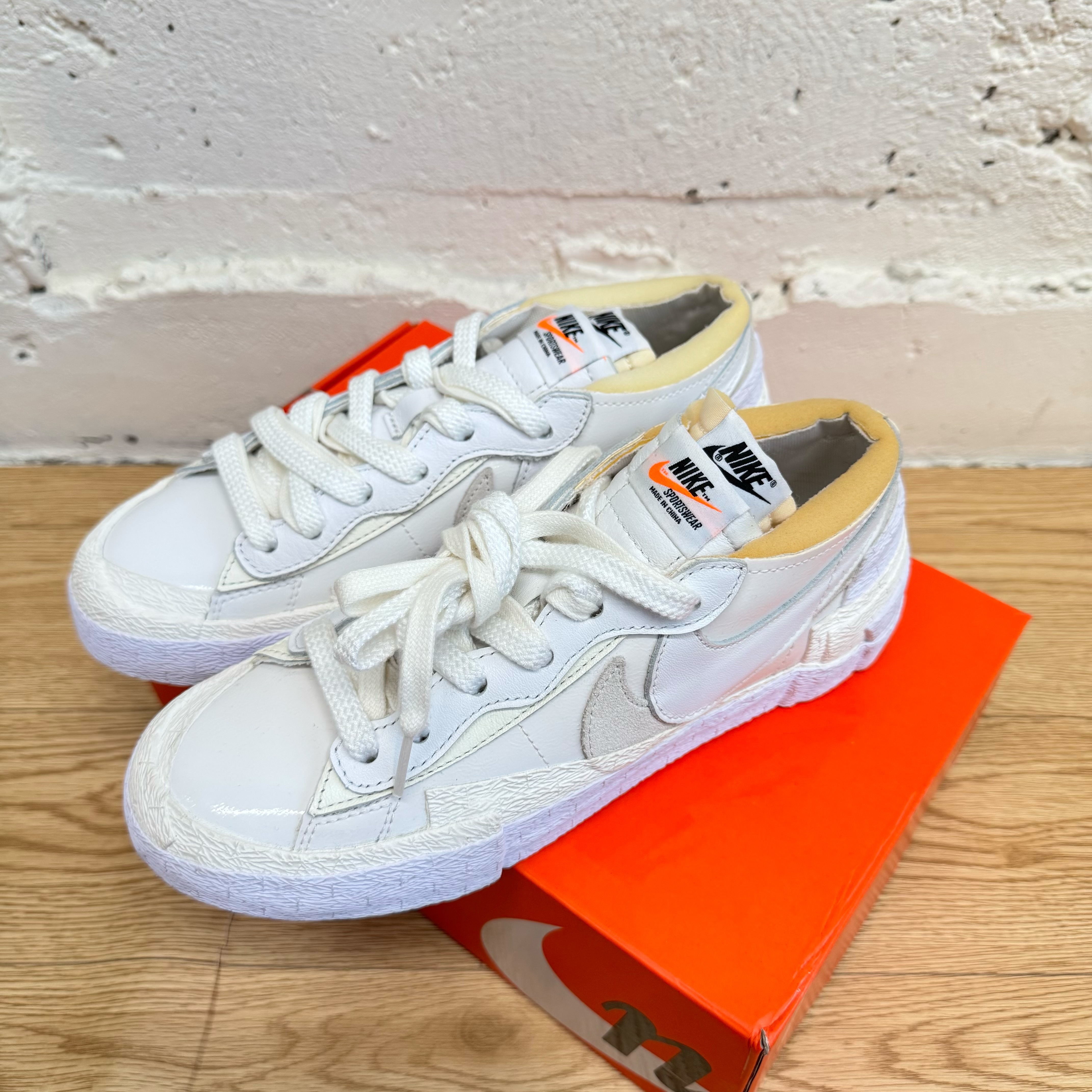 **瑕疵出清，不退換** 【US5.5/24CM 內襯海綿泛黃】聯名 Sacai x Nike BLAZER LOW 白色 解構 雙勾 時尚休閒鞋 【DM6443-100】