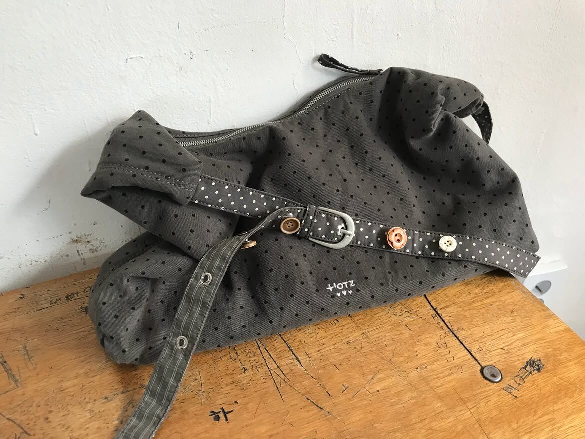 🇰🇷 OTZ X ANEUNBN MORI-CHECK BIG HOBO SHOULDER BAG 炭灰 灰色 格紋 波點 單肩包 側背包 鈕扣裝飾 OZBGGA304H / 預購