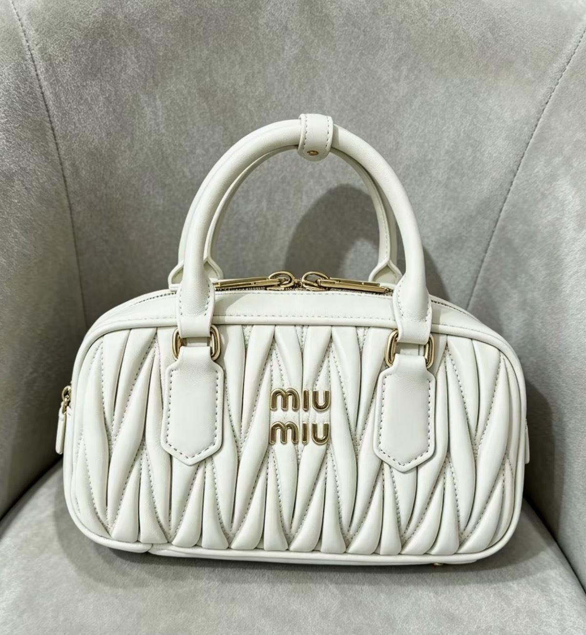 Miu Miu Mini Arcadie Leather Bag  奶白色金扣迷你保齡球袋手袋