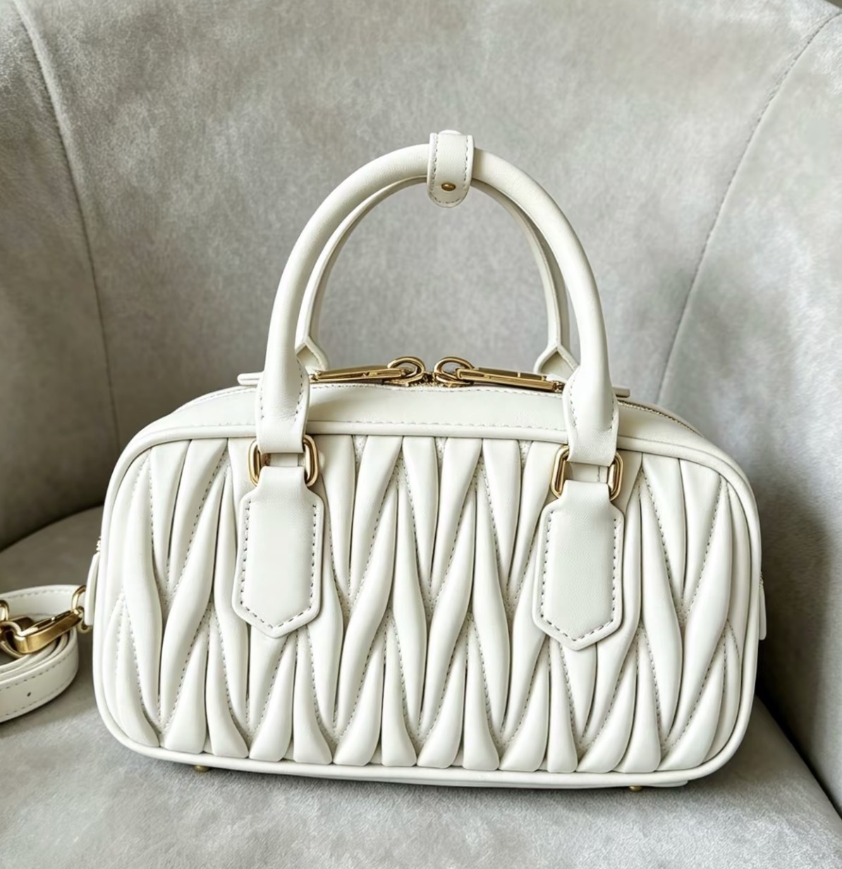 Miu Miu Mini Arcadie Leather Bag  奶白色金扣迷你保齡球袋手袋