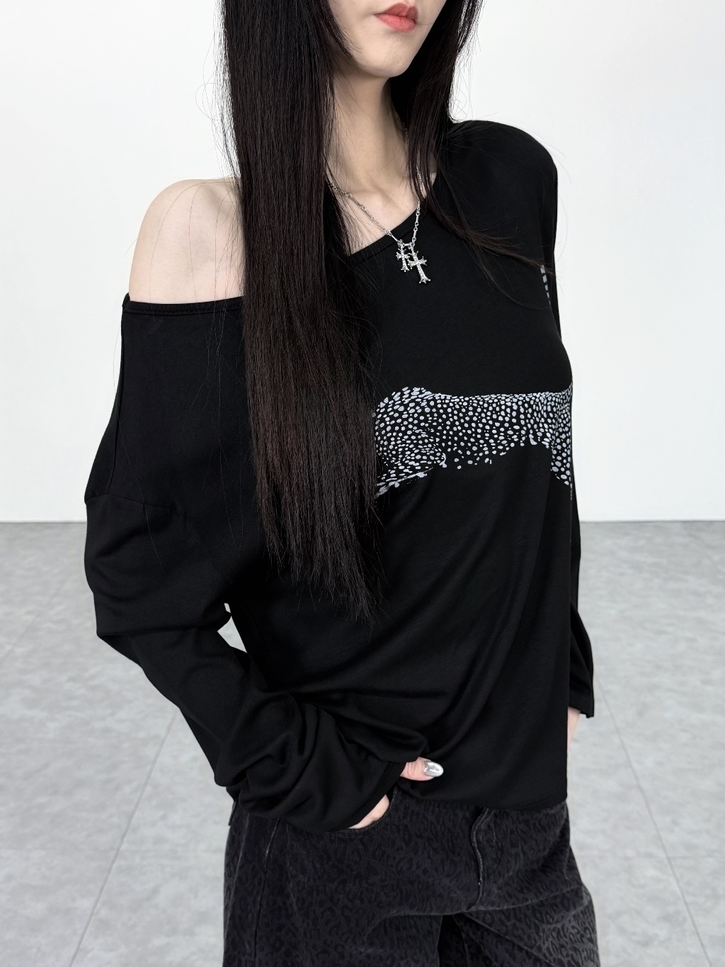 A0420-A14 豹子斜肩慵懶感上衣
